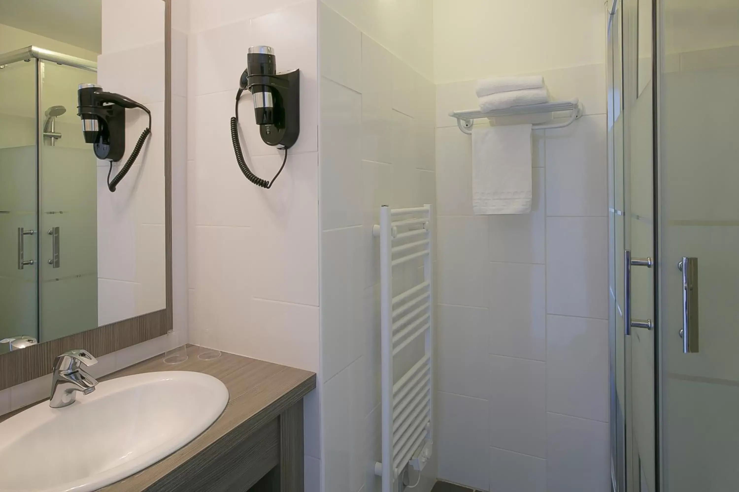 Bathroom in Best Western Hôtel des Thermes - Balaruc les Bains Sète