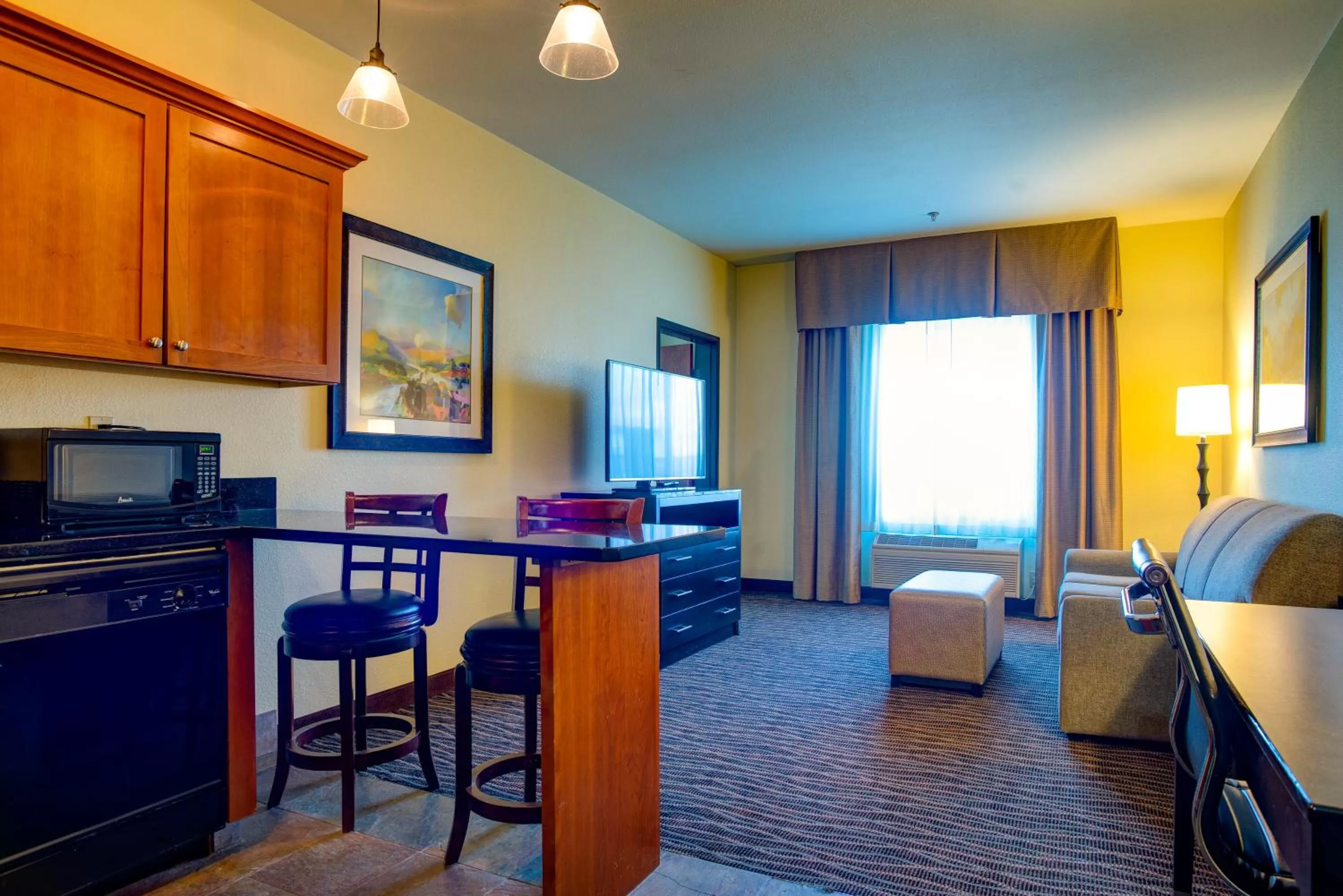 Kitchen or kitchenette in Best Western Plus Ellensburg Hotel