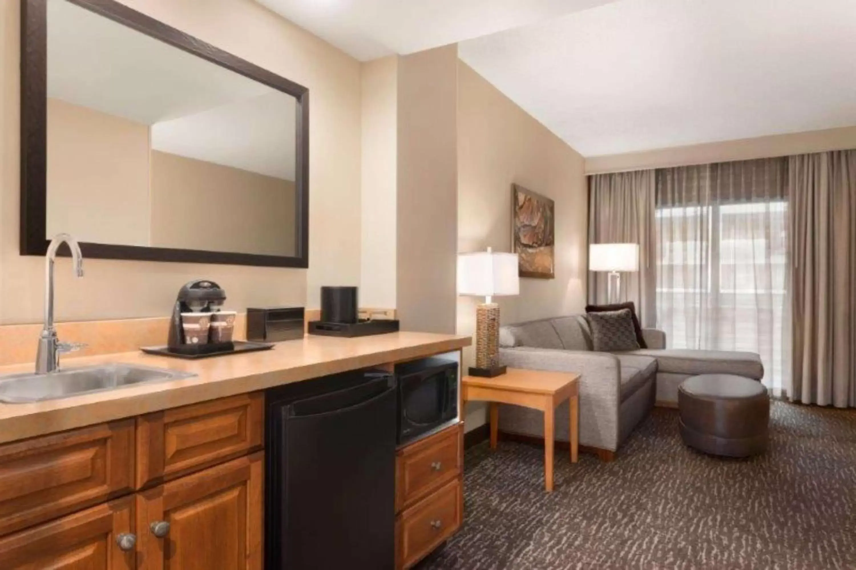 Living room, Kitchen/Kitchenette in Embassy Suites Northwest Arkansas - Hotel, Spa & Convention Center