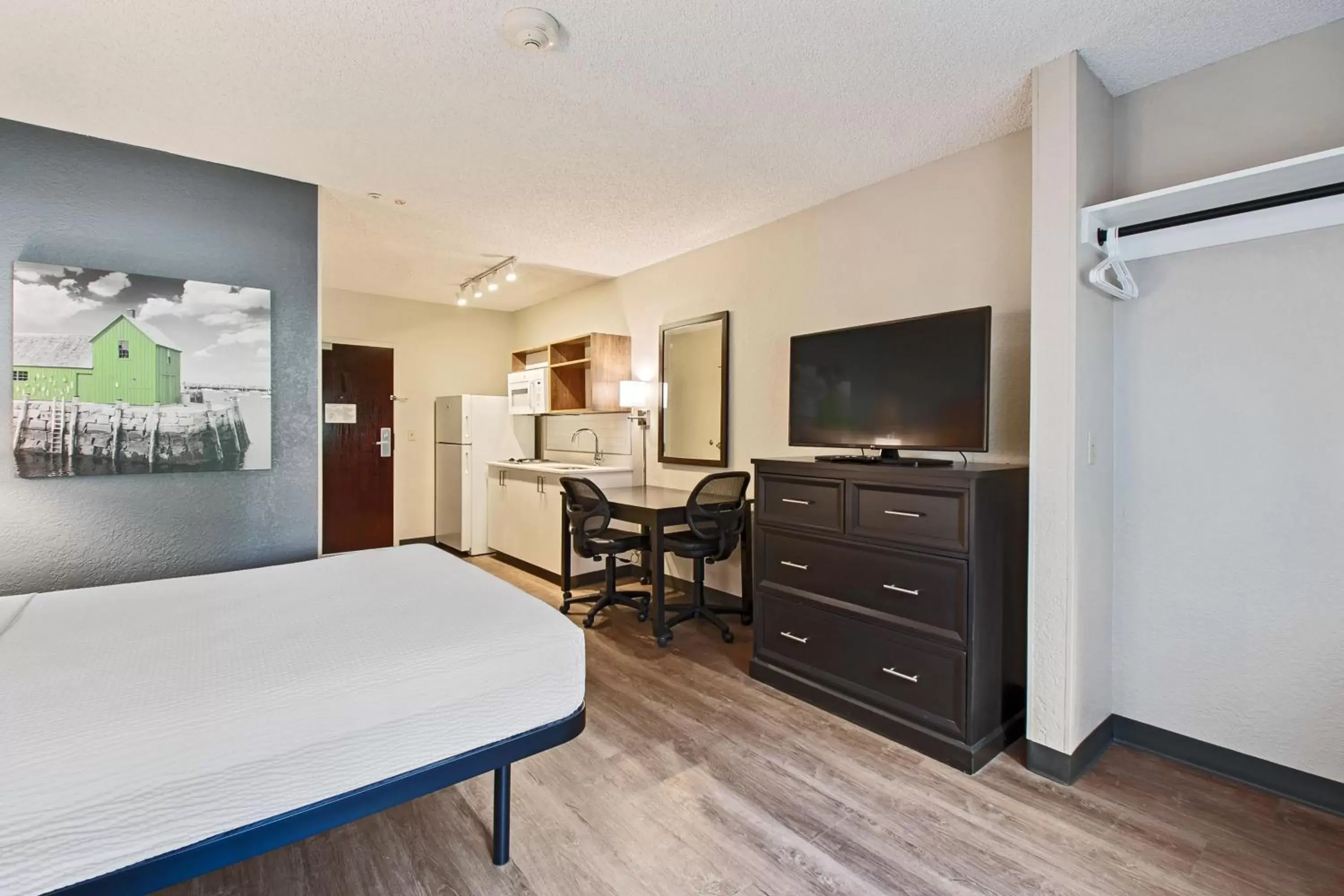 Photo of the whole room, TV/Entertainment Center in Extended Stay America Suites - San Jose - Mountain View