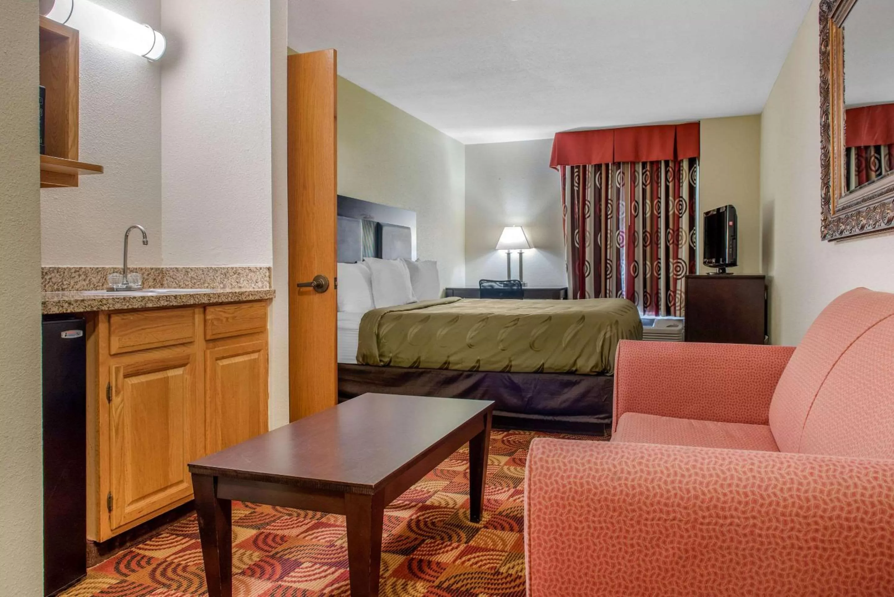 Photo of the whole room, Bed in Quality Inn Bloomington Near University
