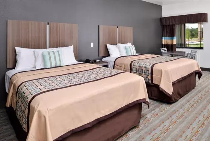 Bedroom, Bed in Scottish Inn & Suites - Conroe