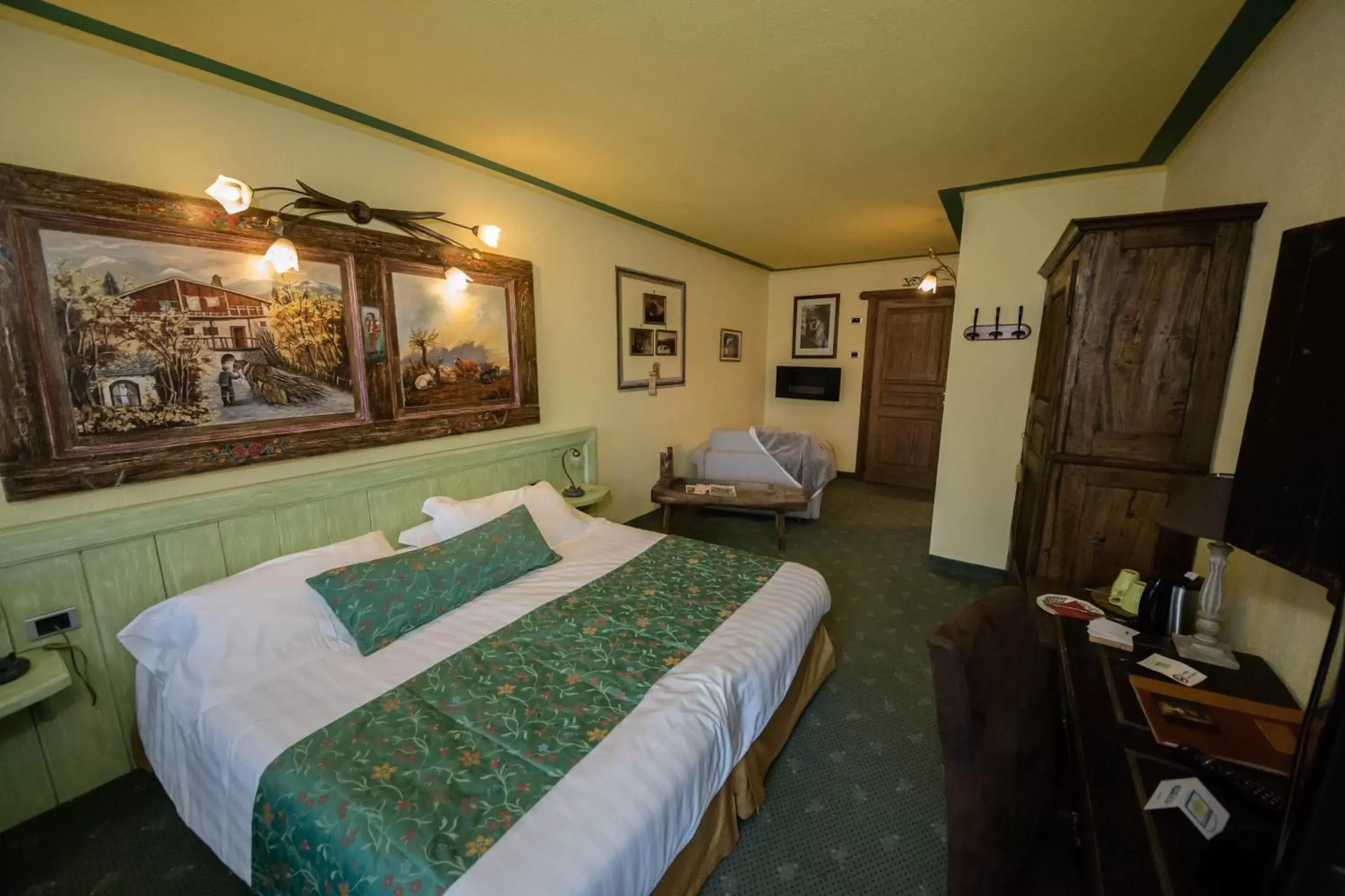 Photo of the whole room, Bed in Hotel Chalet La Meridiana