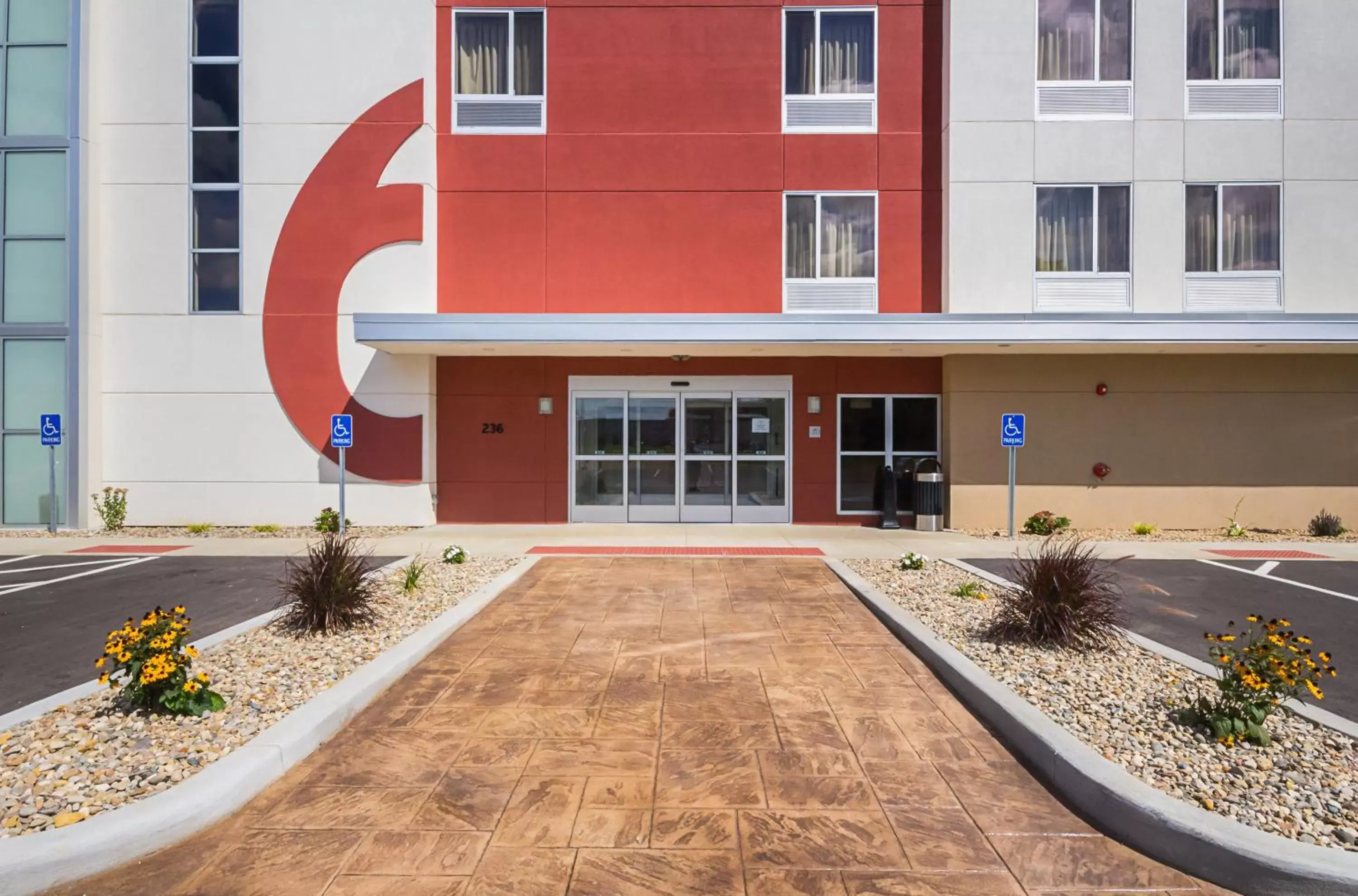 Facade/entrance, Patio/Outdoor Area in Motel 6-South Bend, IN - Mishawaka