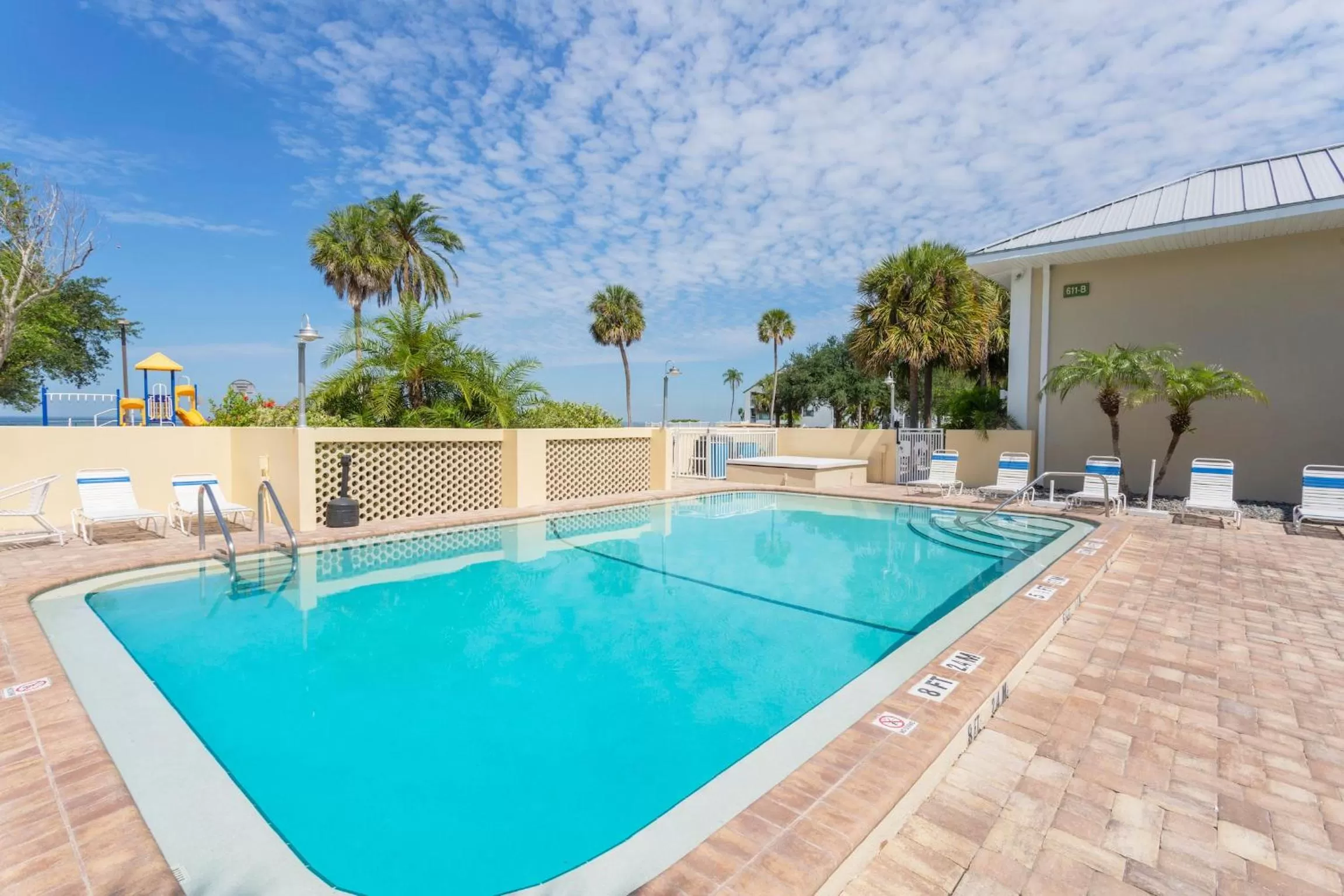 Hot Tub in TAMPA BAY, BEACH step away, WIFI, FREE PARKING,POOLS, JACUZZI