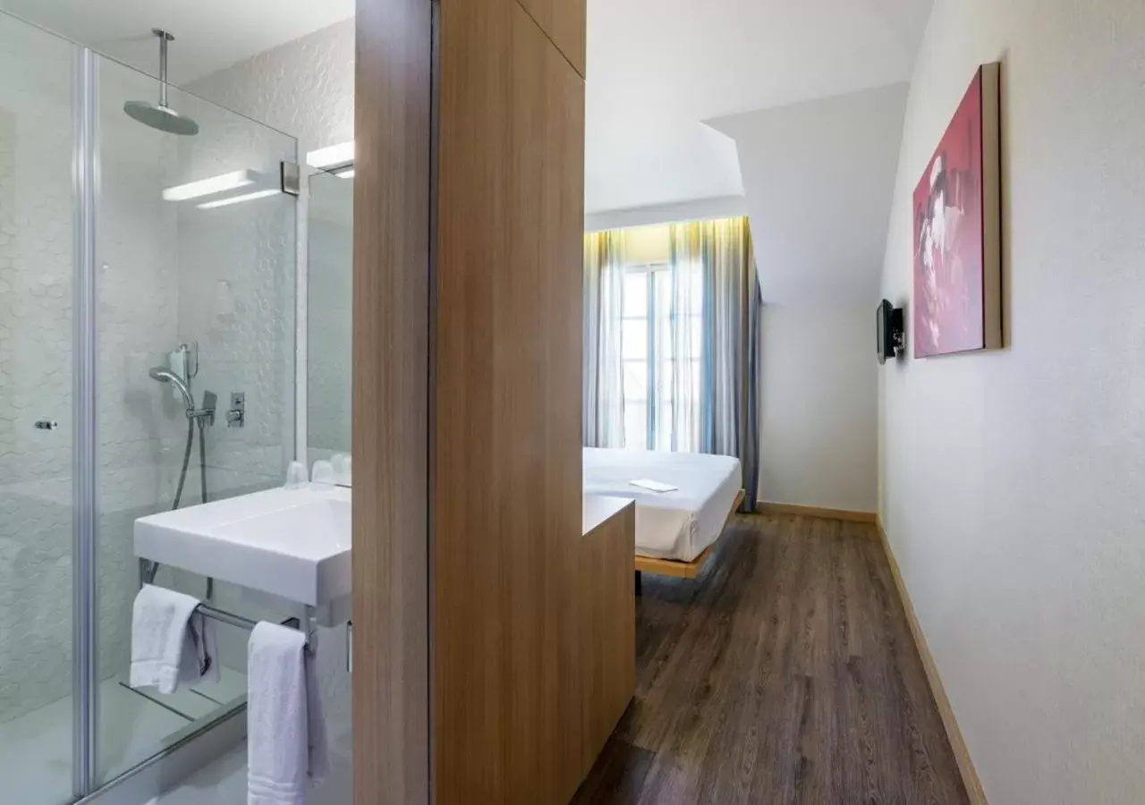 Bedroom, Bathroom in Moov Hotel Porto Centro