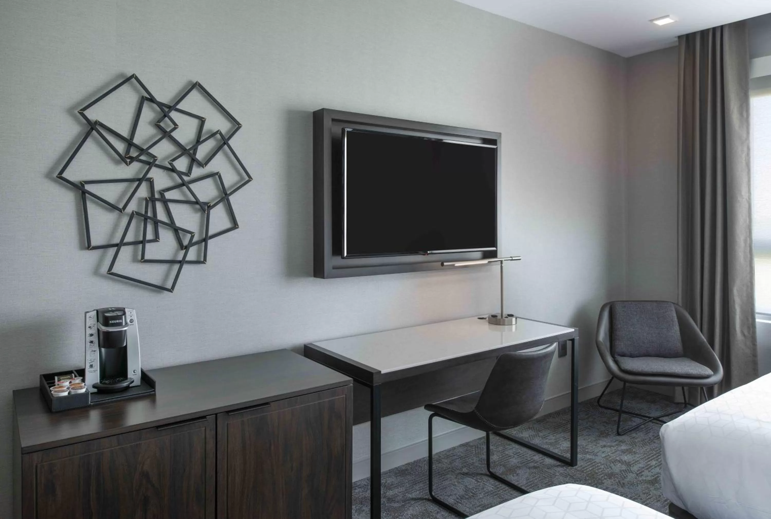 Living room, Bed in Holiday Inn Express - Boston Logan Airport - Revere by IHG