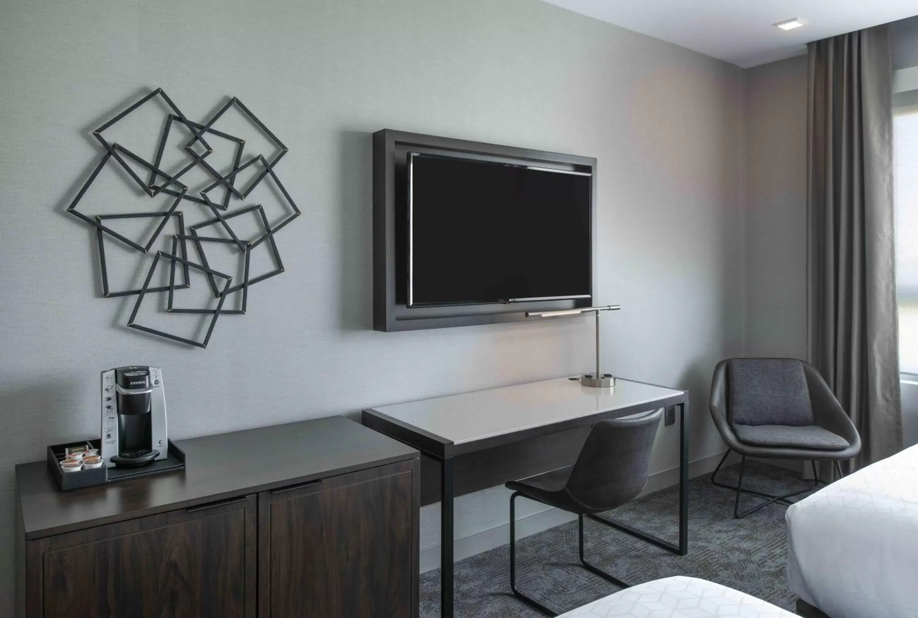 Living room, TV/Entertainment Center in Holiday Inn Express - Boston Logan Airport - Revere, an IHG Hotel