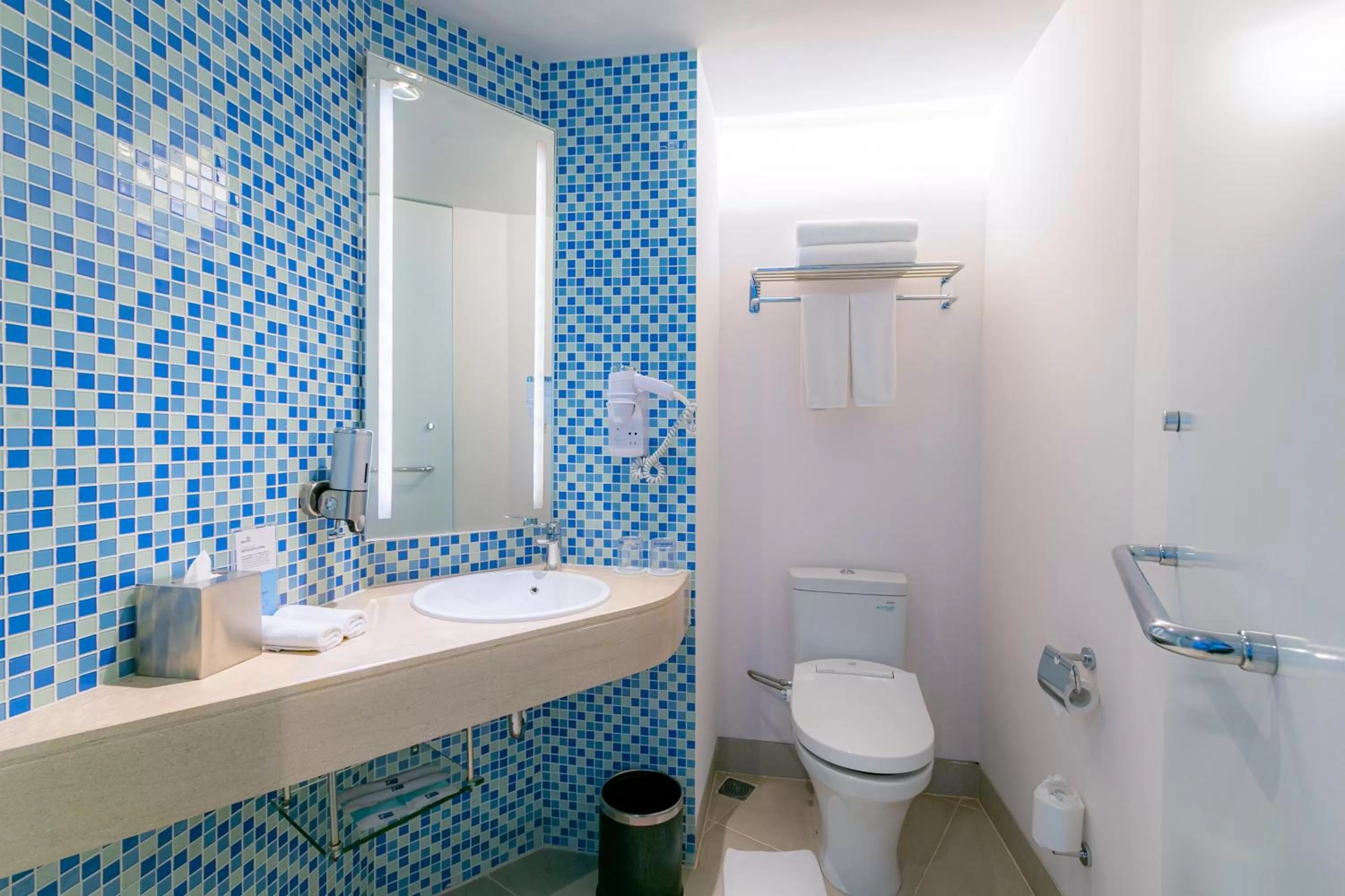 Toilet in Holiday Inn Express Baruna by IHG