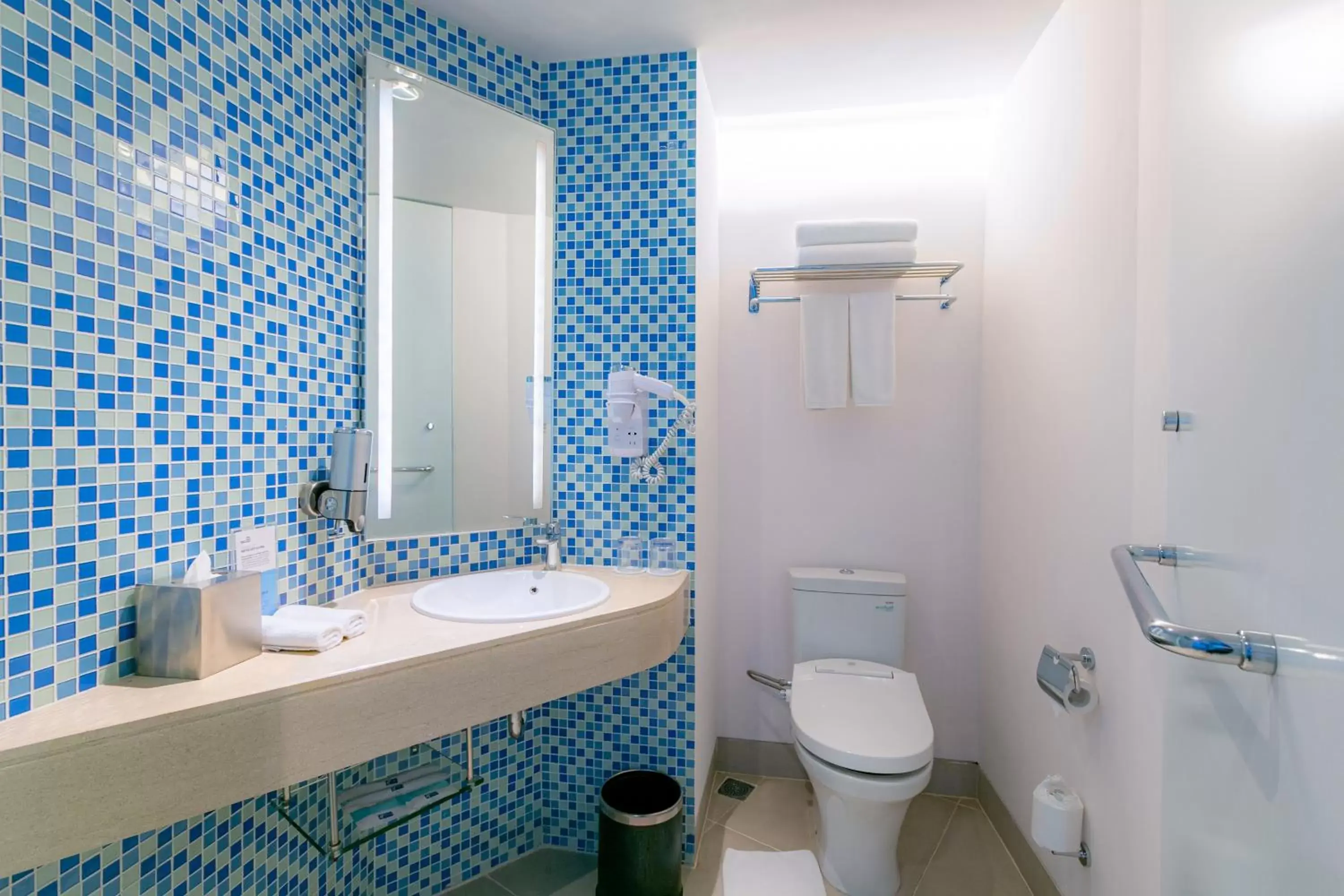 Toilet, Bathroom in Holiday Inn Express Baruna, an IHG Hotel