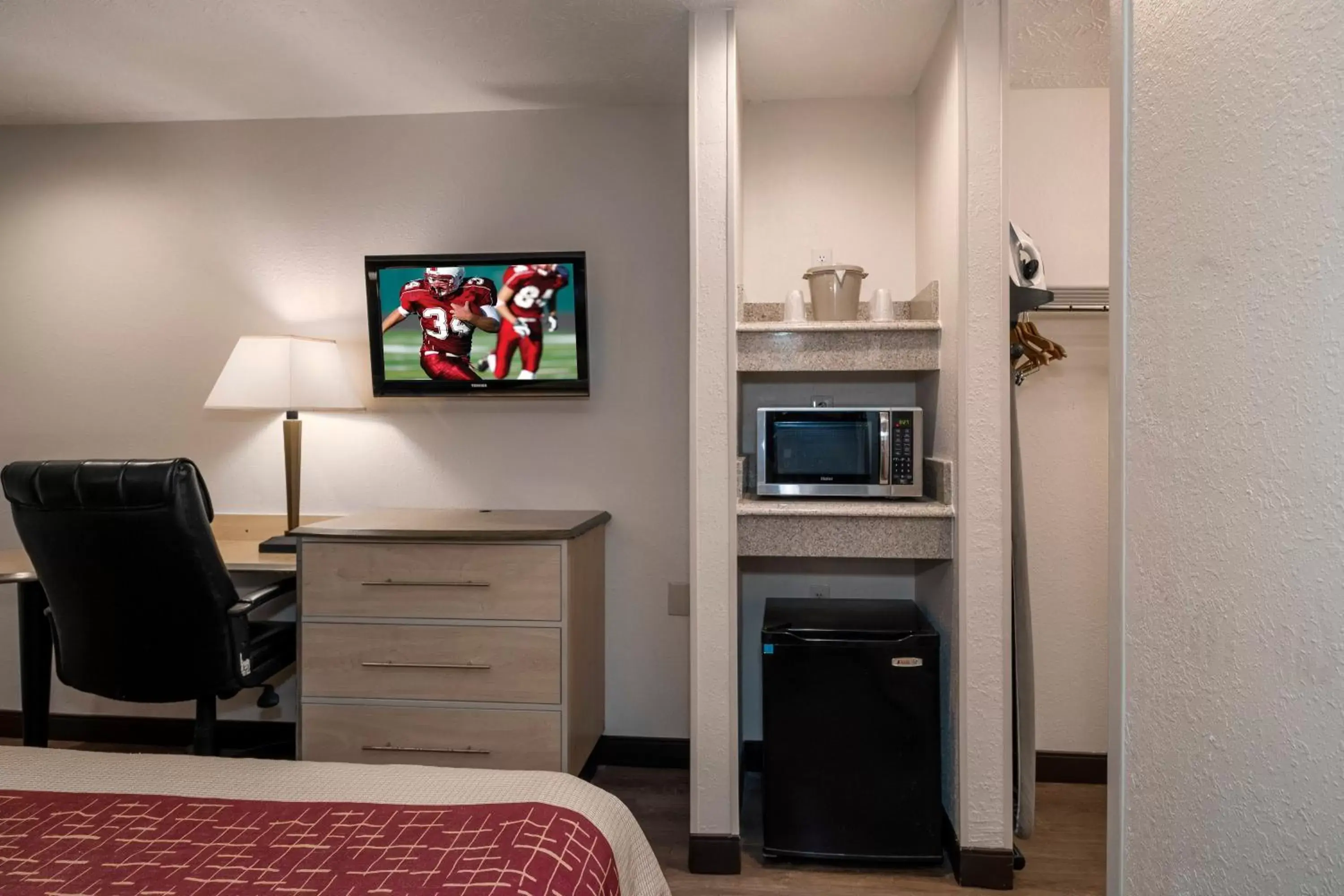 Photo of the whole room, TV/Entertainment Center in Red Roof Inn Indianapolis - Greenwood