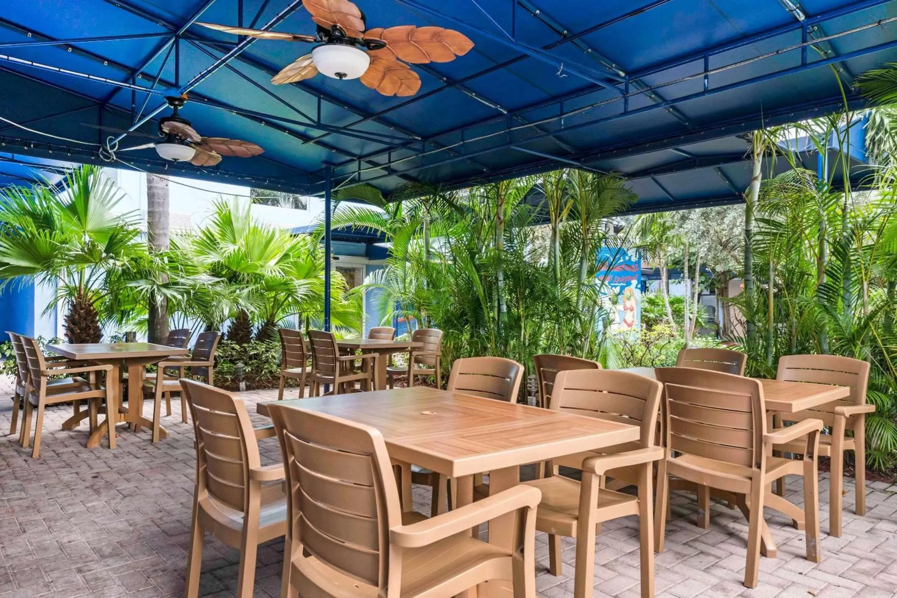Swimming pool, Restaurant/Places to Eat in Rodeway Inn & Suites Fort Lauderdale Airport & Cruise Port