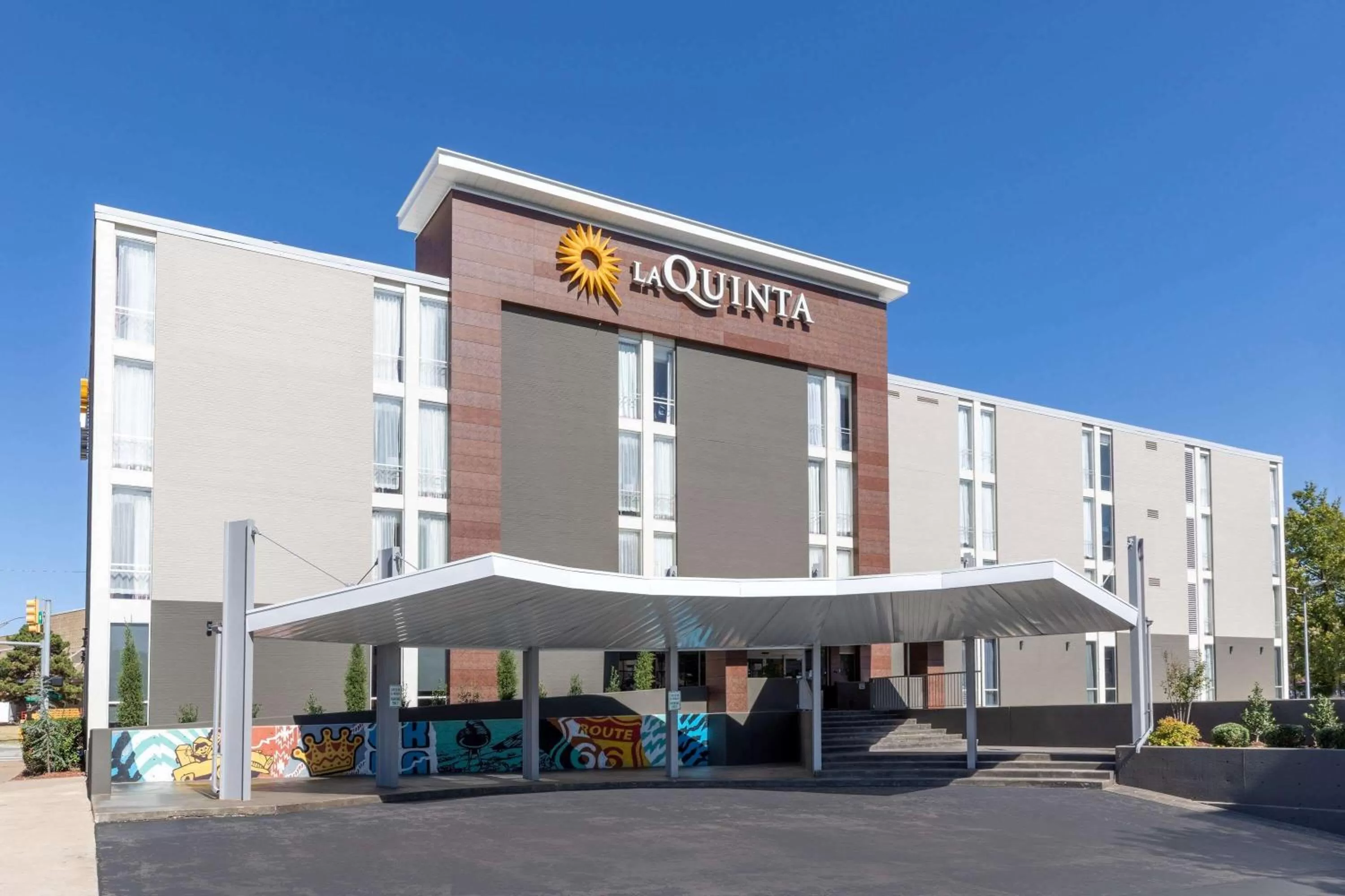 Property building in La Quinta Inn & Suites by Wyndham Tulsa Downtown - Route 66