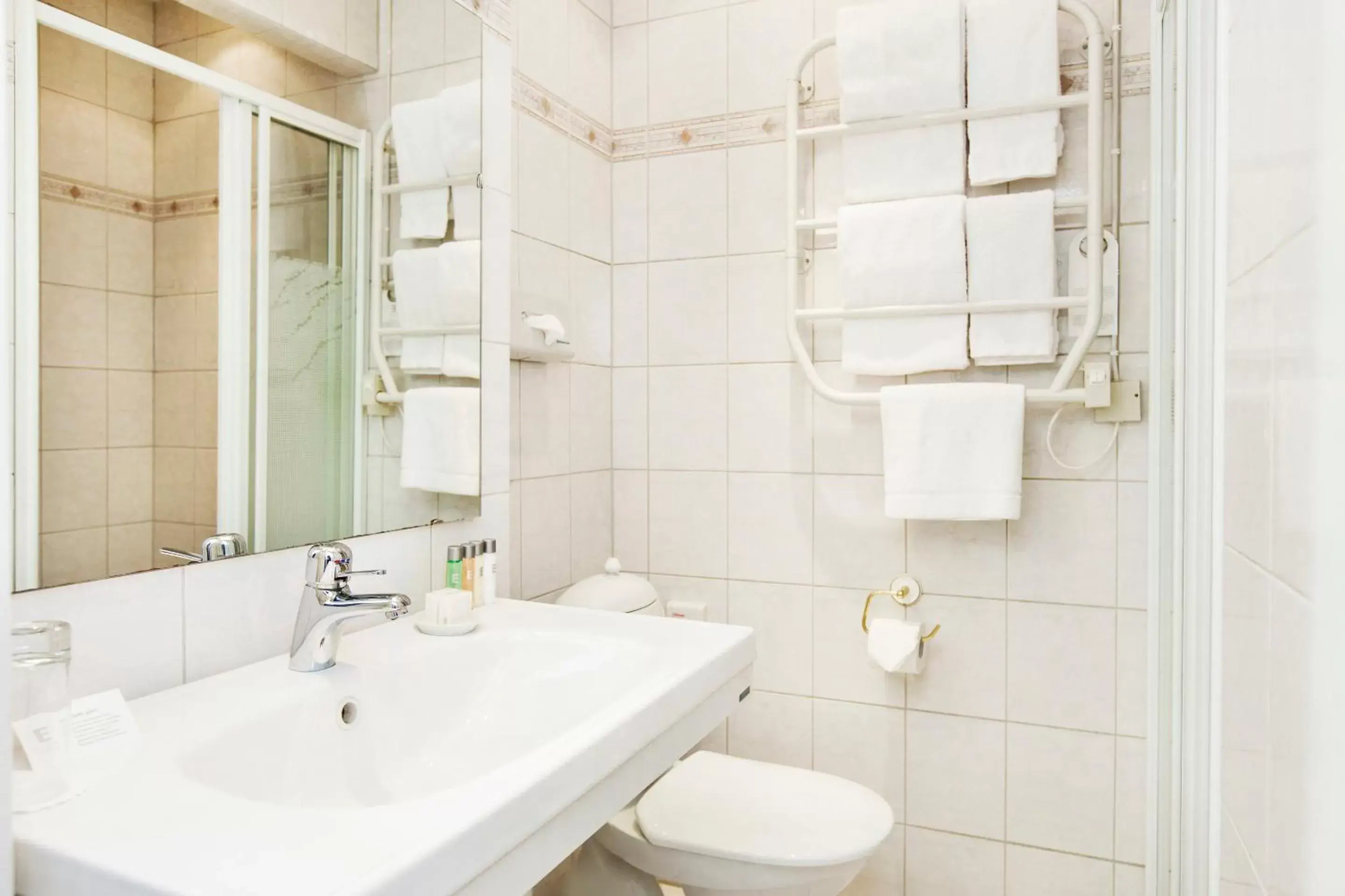 Toilet, Bathroom in Elite Hotel Savoy