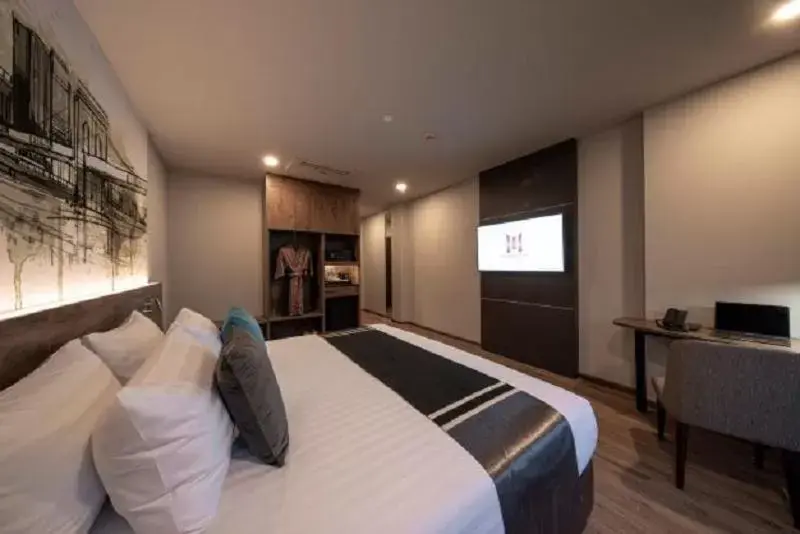 Bedroom, Bed in Manhattan Hotel Bangkok
