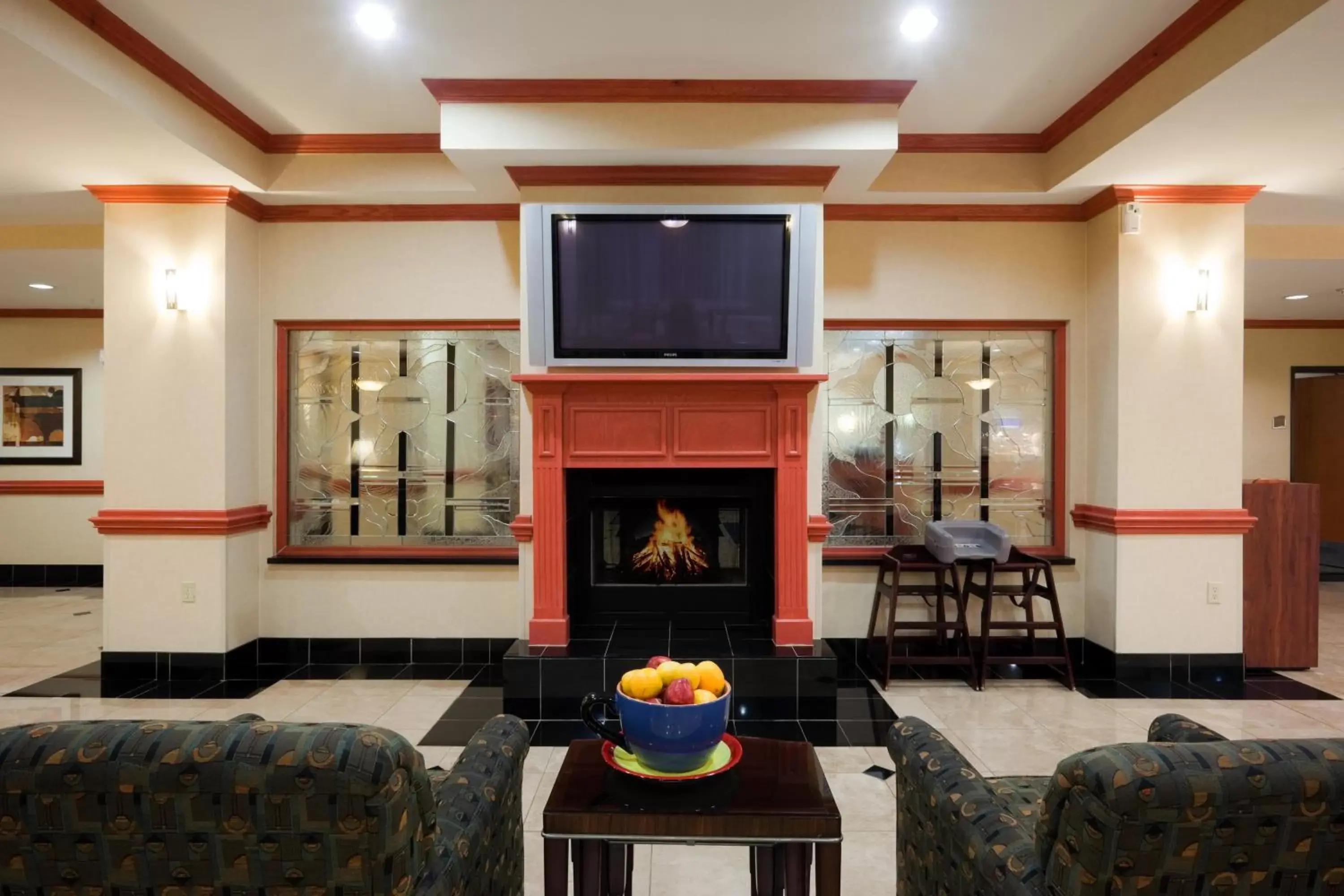 Property building, TV/Entertainment Center in Holiday Inn Express Hotel and Suites Fairfield-North, an IHG Hotel