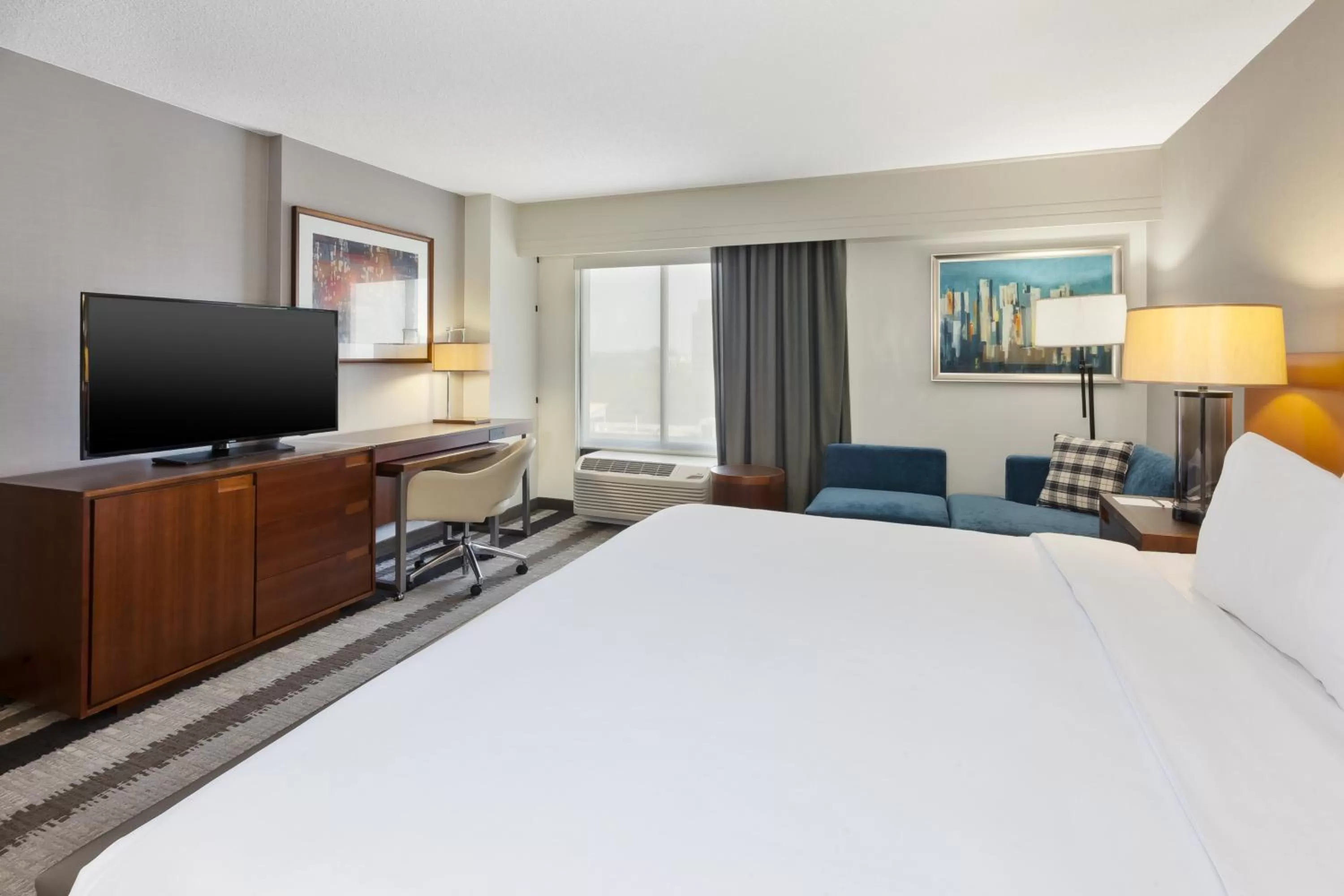 Photo of the whole room, Bed in Crowne Plaza Dulles Airport by IHG
