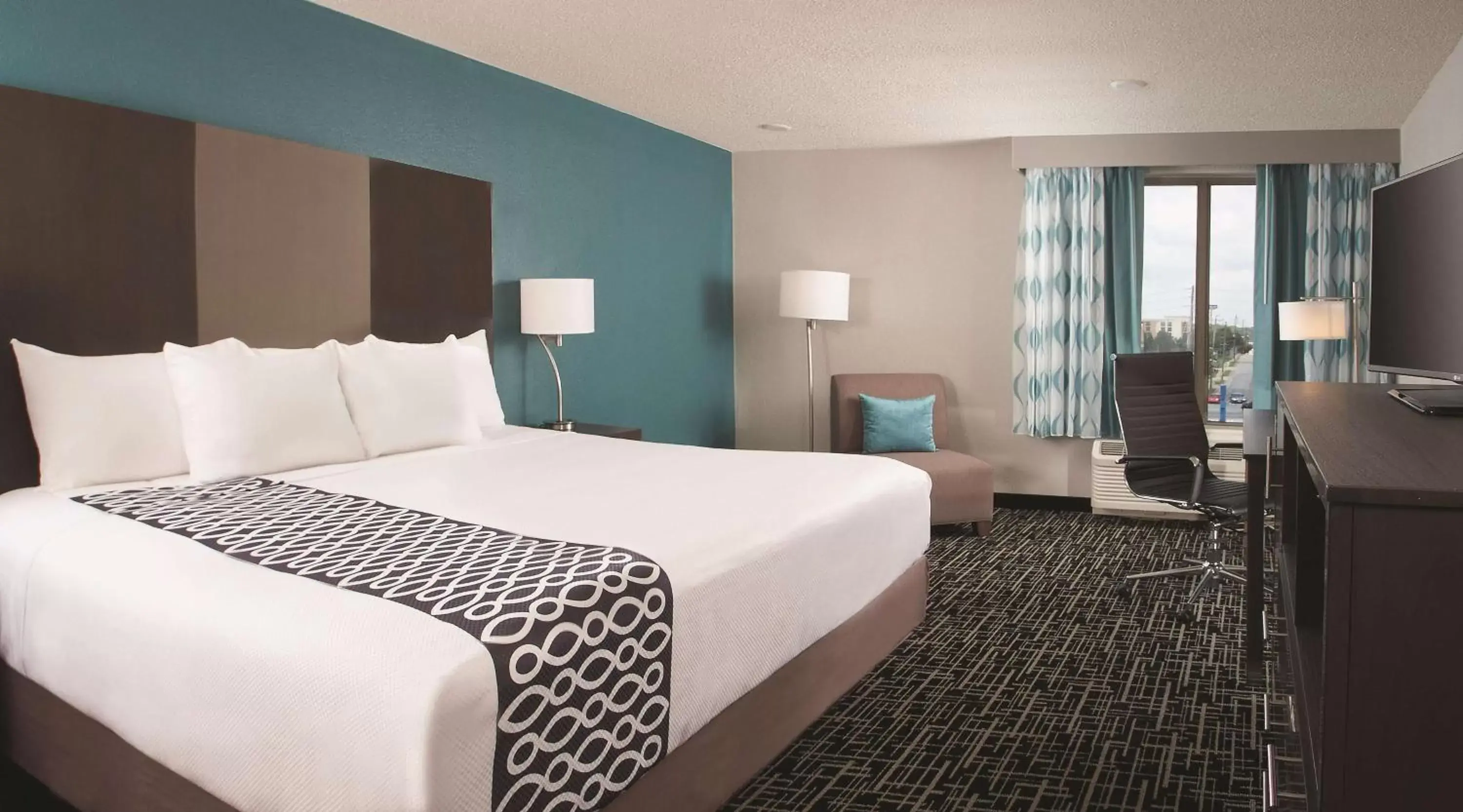 Photo of the whole room, Bed in La Quinta by Wyndham Atlanta Airport North