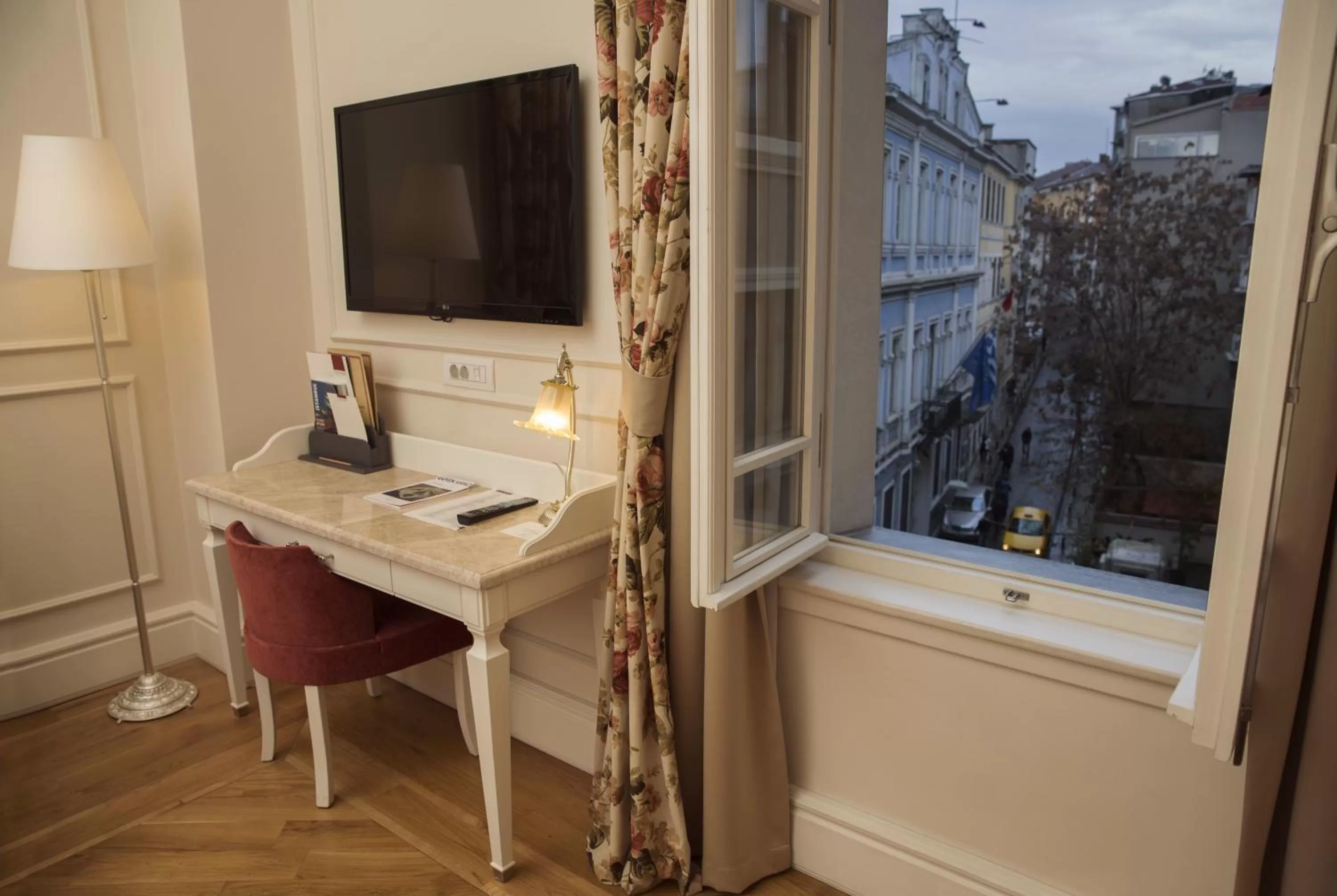 TV and multimedia in Corinne Art & Boutique Hotel