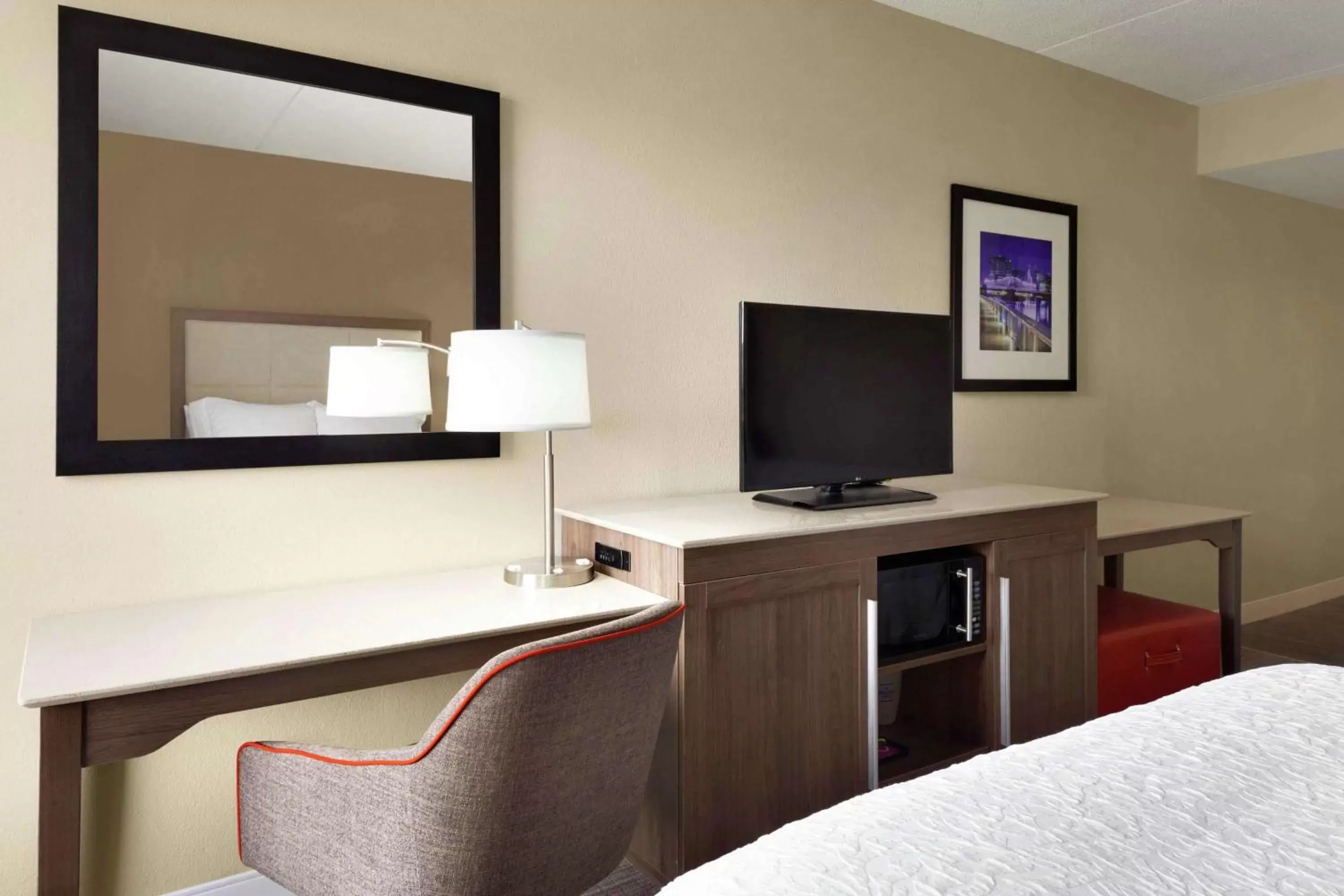 Bedroom, TV/Entertainment Center in Hampton Inn Denville-Rockaway-Parsippany