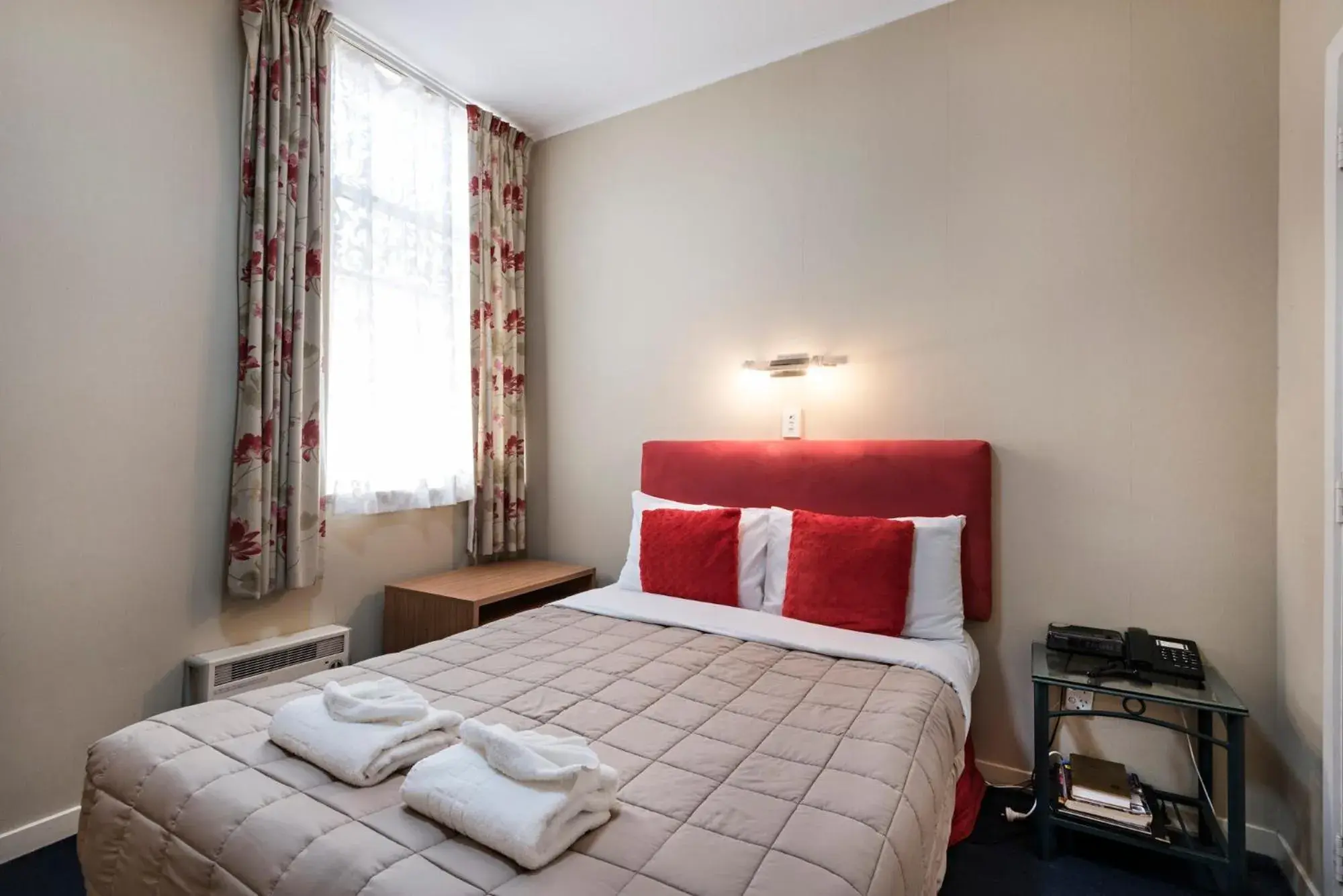 Bedroom, Bed in Halswell Lodge