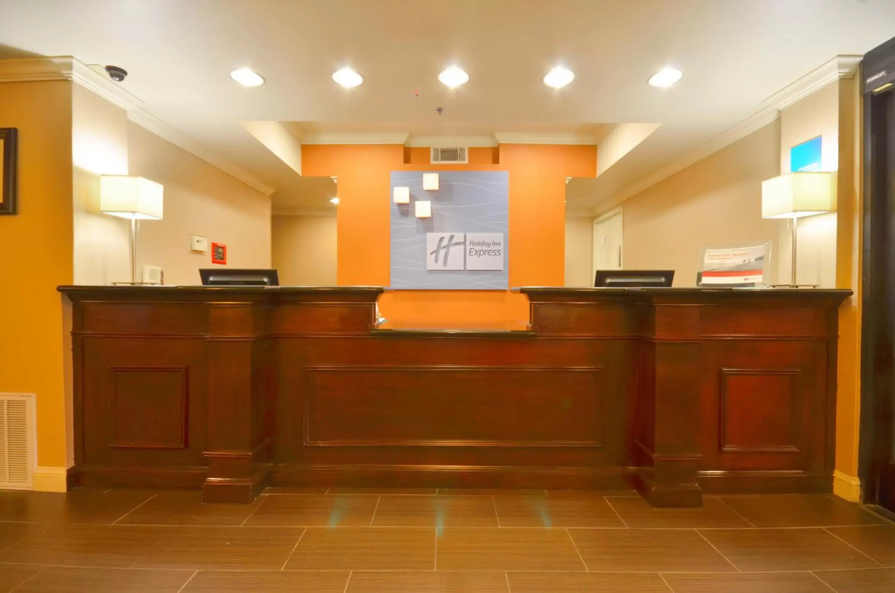 Property building, Lobby/Reception in Holiday Inn Express & Suites Pine Bluff/Pines Mall, an IHG Hotel