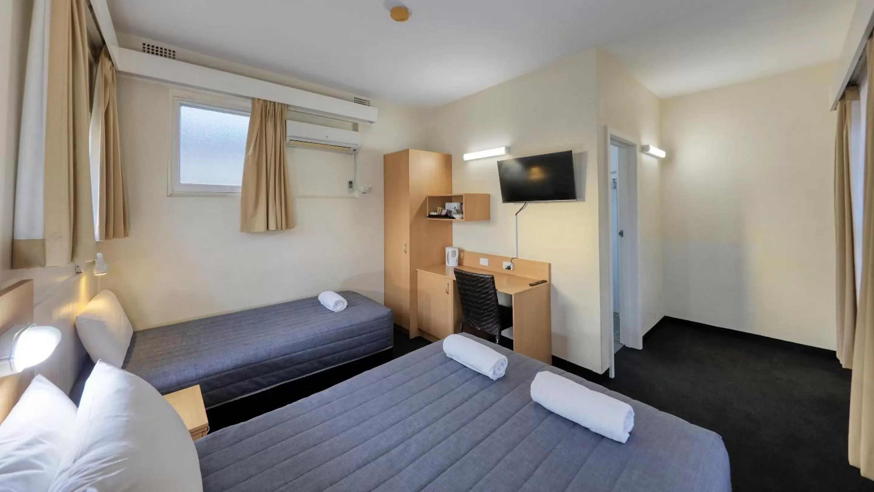 Photo of the whole room, Bed in Cowra Motor Inn