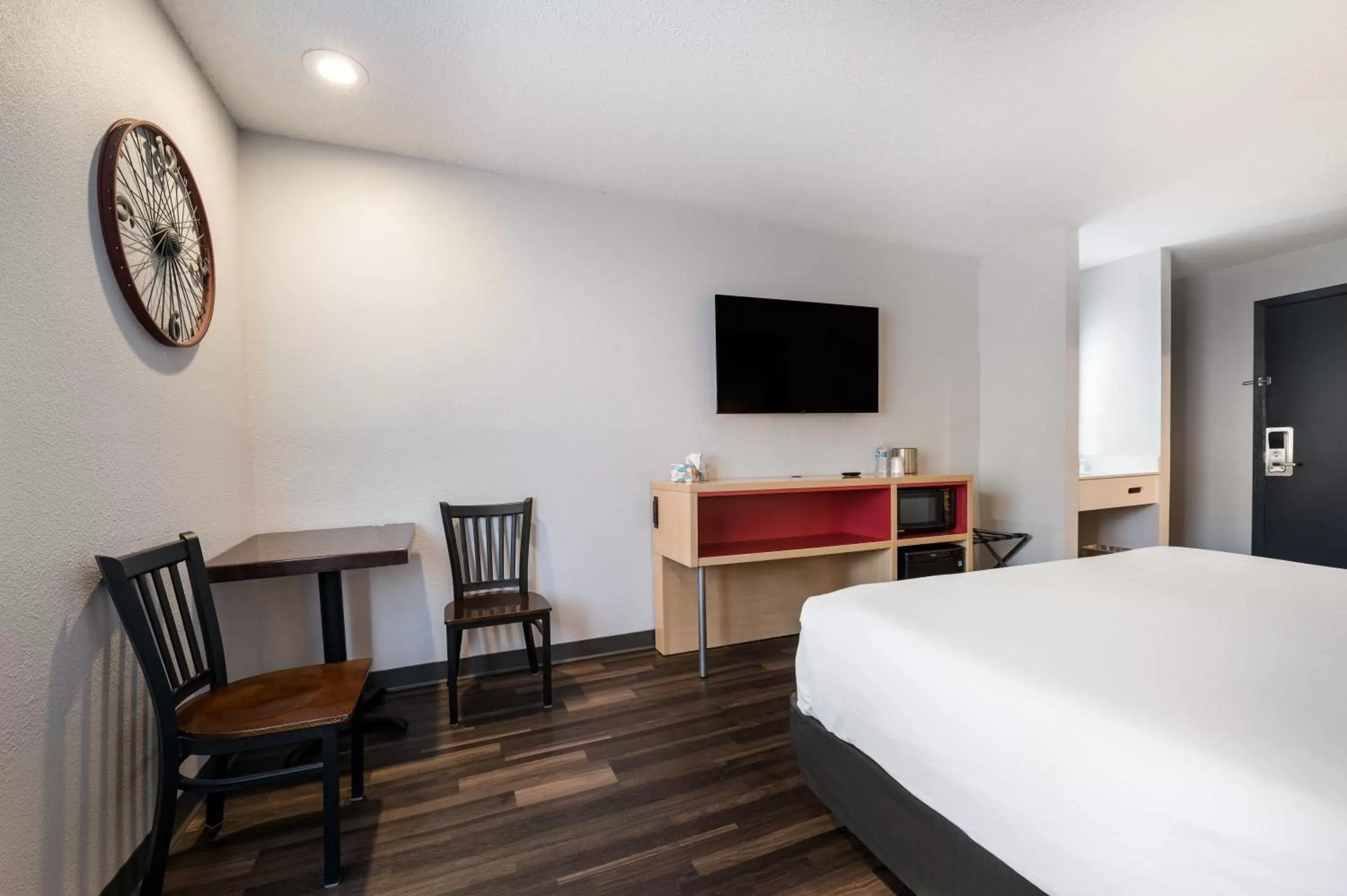 Communal lounge/ TV room, TV/Entertainment Center in Red Lion Inn & Suites Ontario