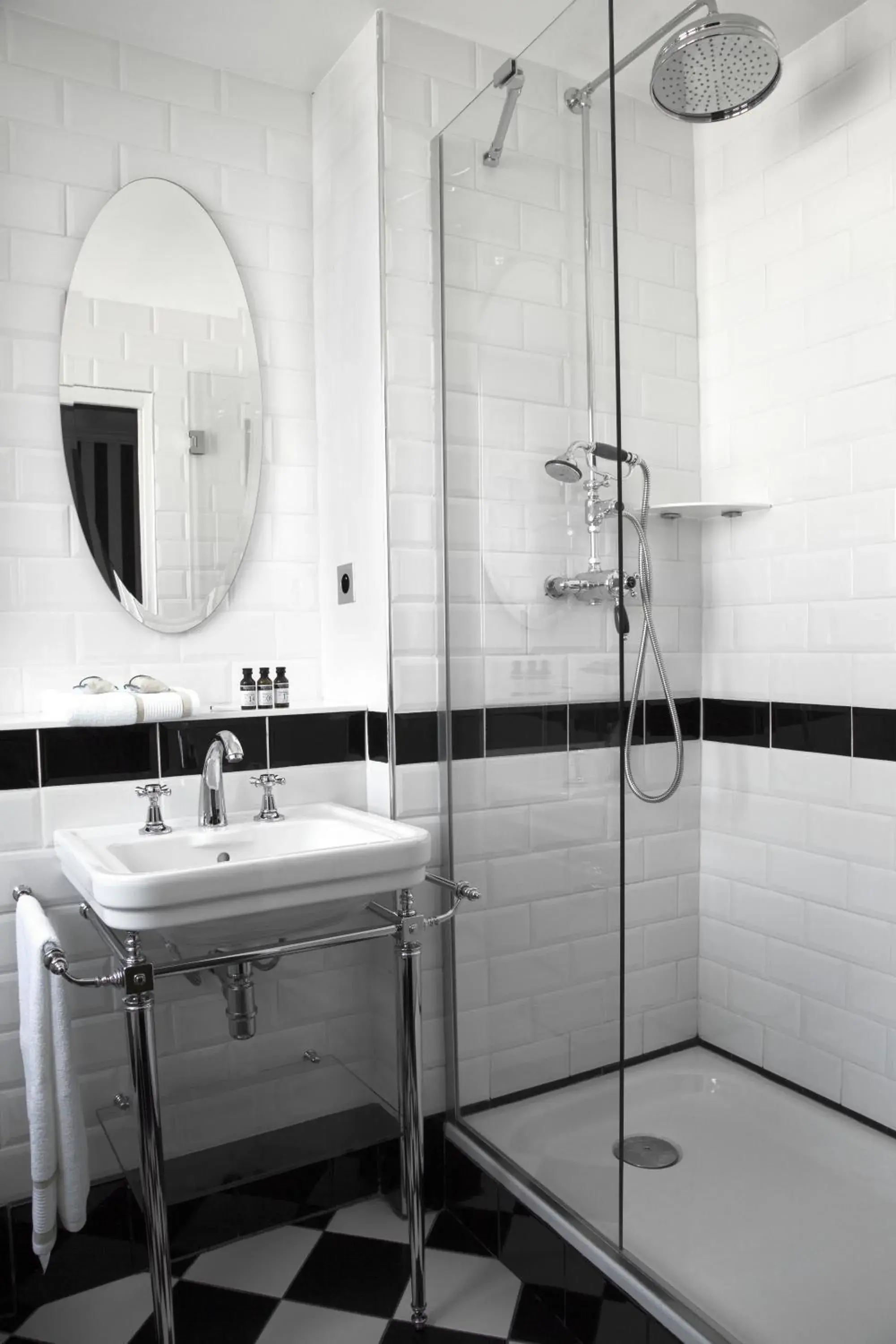 Shower, Bathroom in Hôtel Léna
