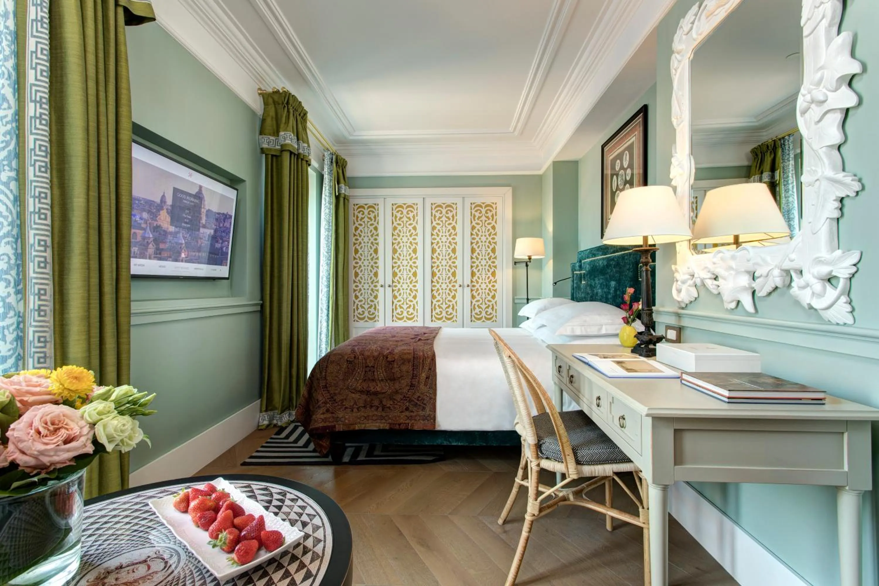 City view, Bed in Rocco Forte Hotel De La Ville