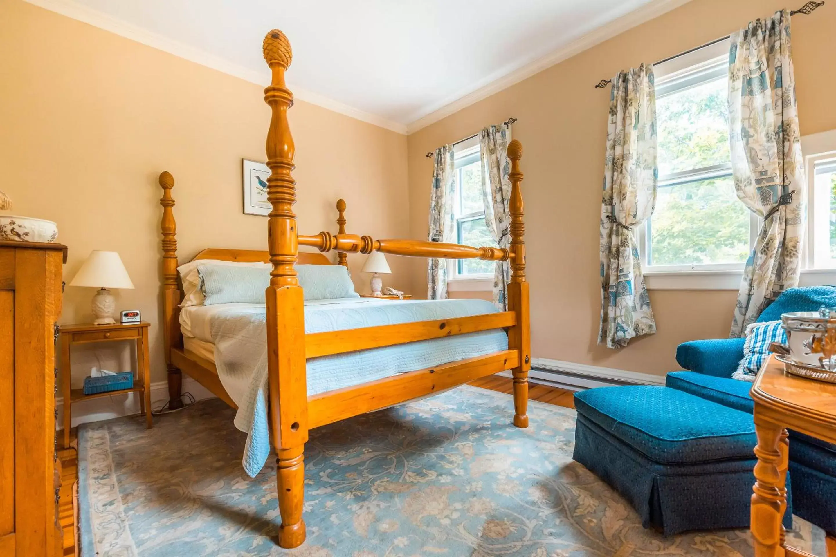 Leighton Rollins Room, Queen Bed in Apple Tree Inn
