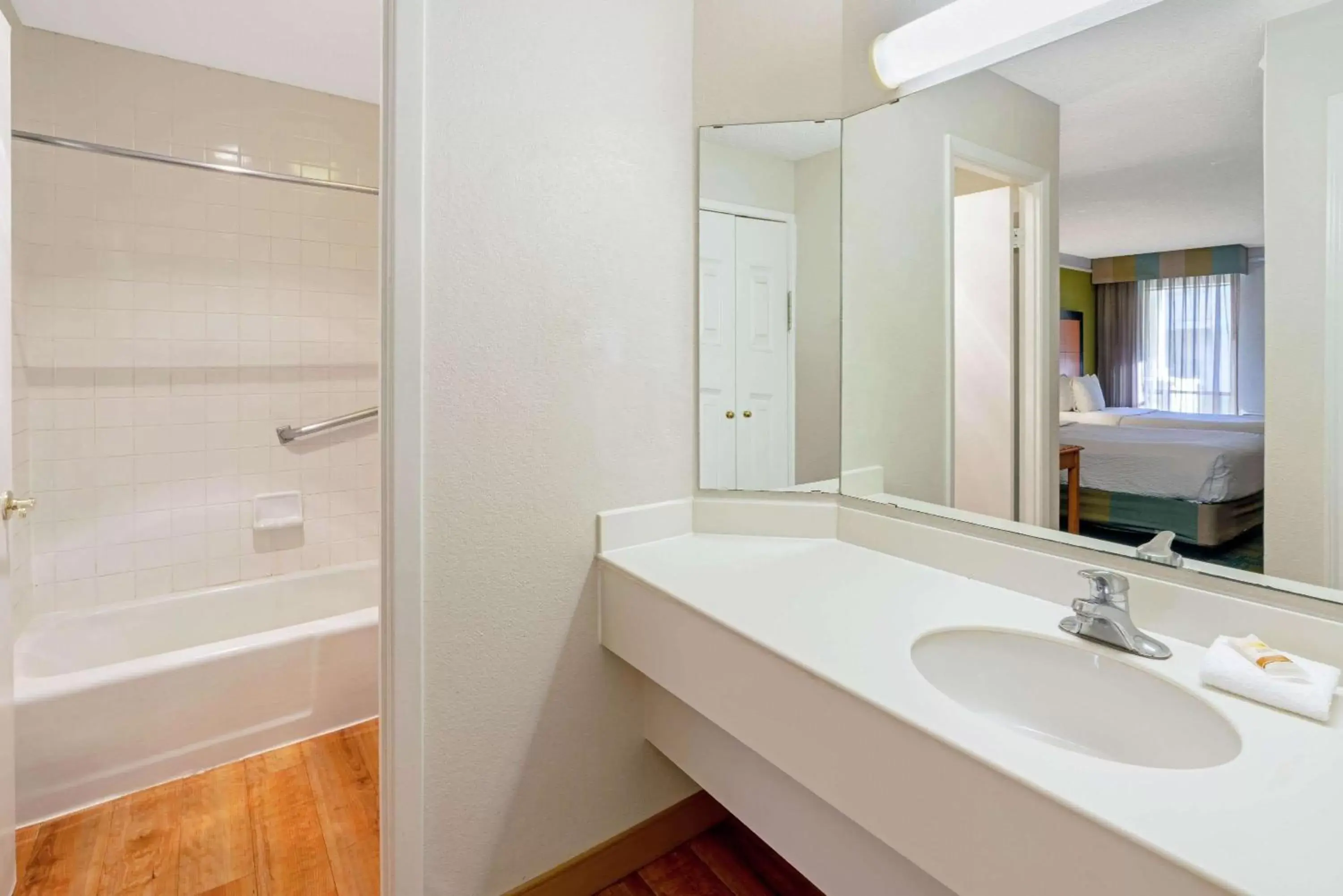 Bathroom in La Quinta Inn by Wyndham Phoenix North