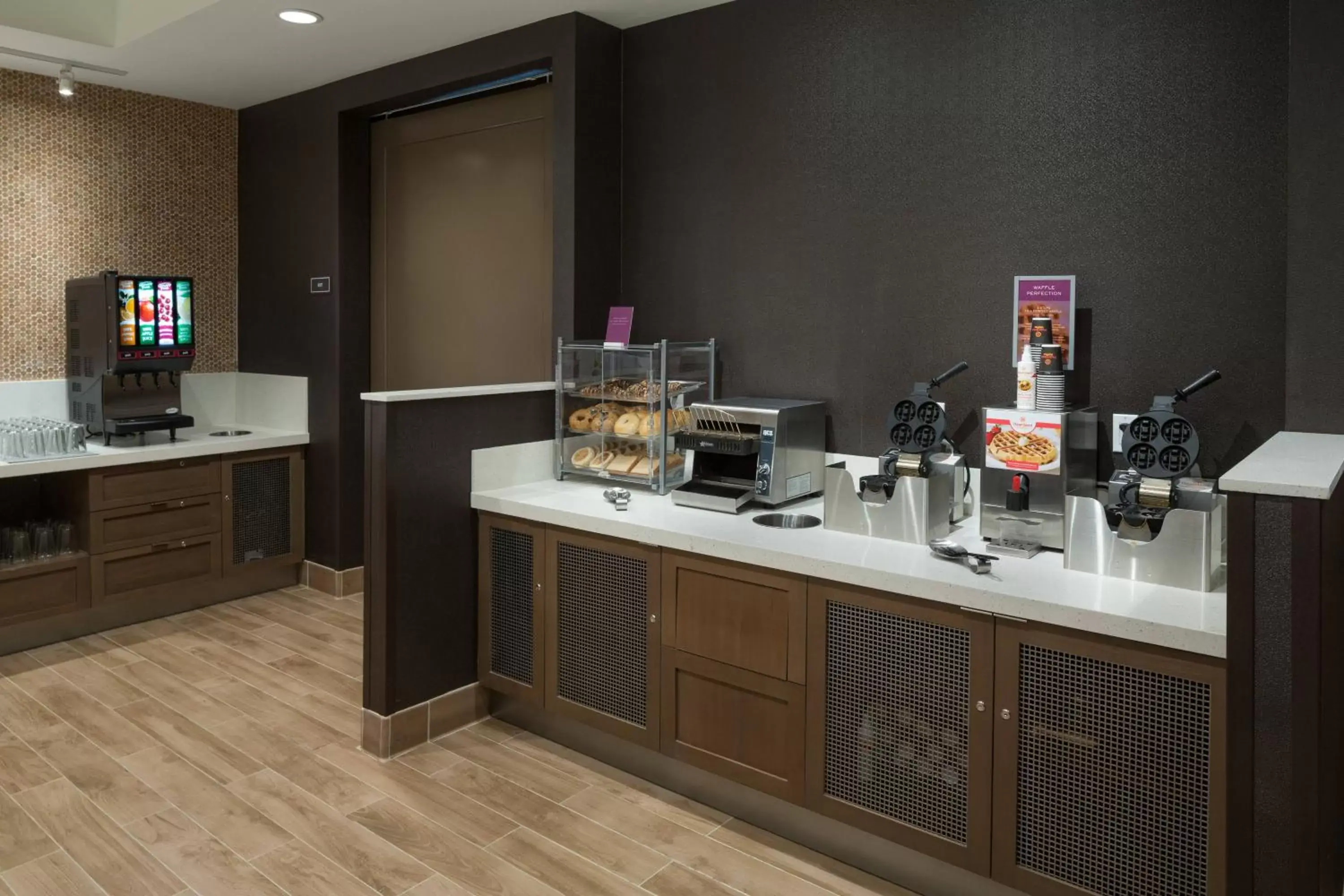 Breakfast, Kitchen/Kitchenette in Residence Inn by Marriott Ontario Rancho Cucamonga