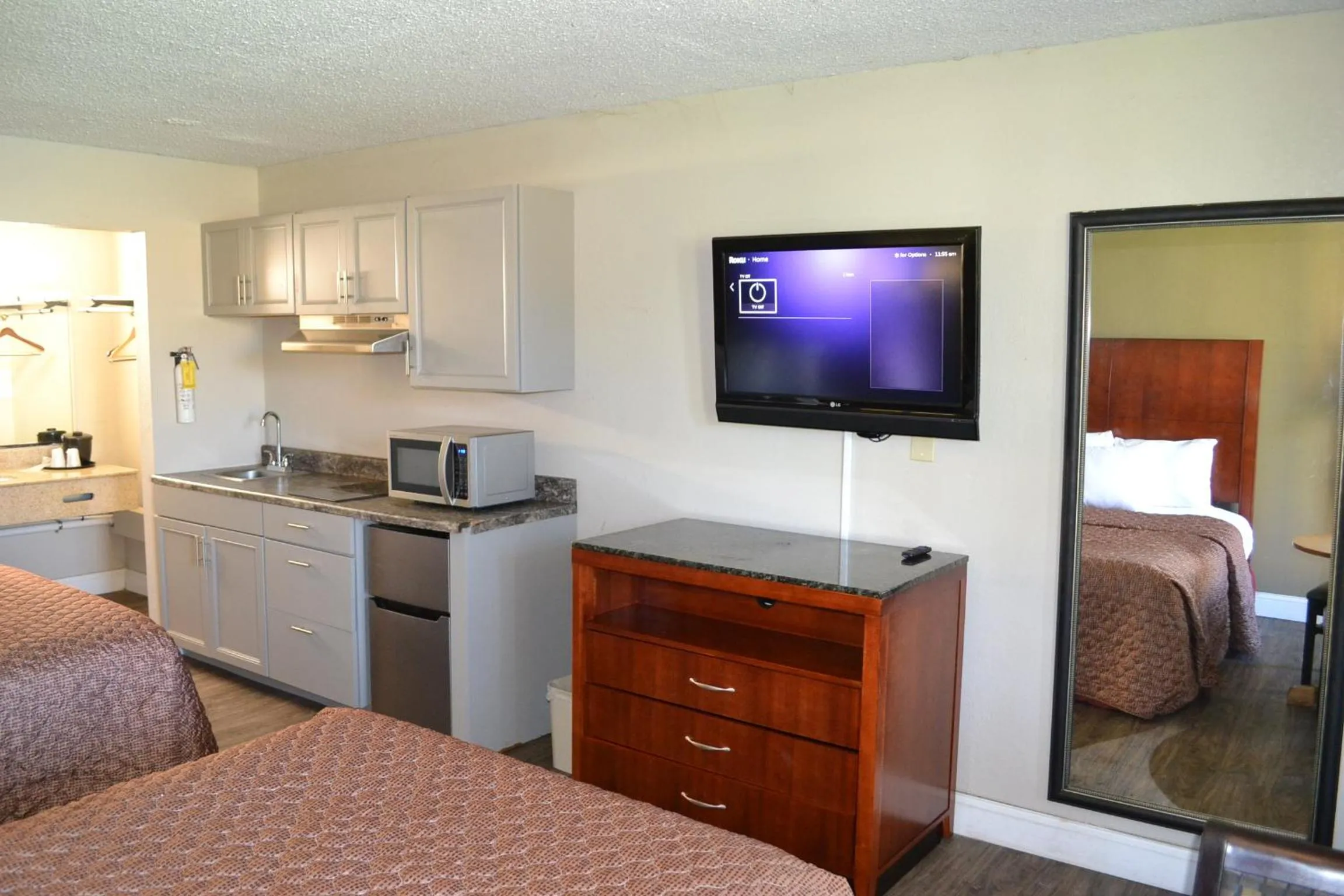 TV/Entertainment Center in Econo Lodge and Suites