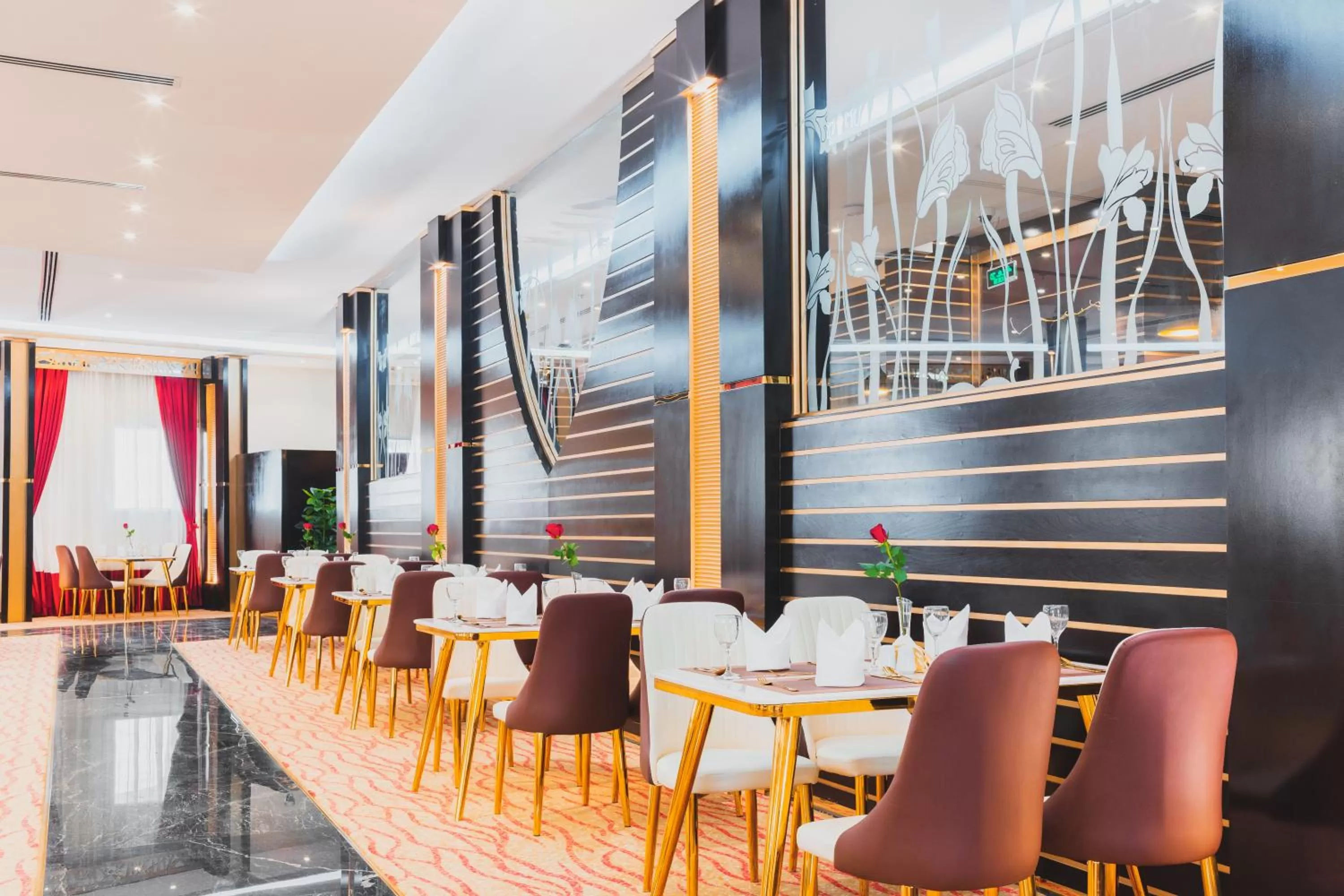 Restaurant/places to eat in Golden Ship Hotel