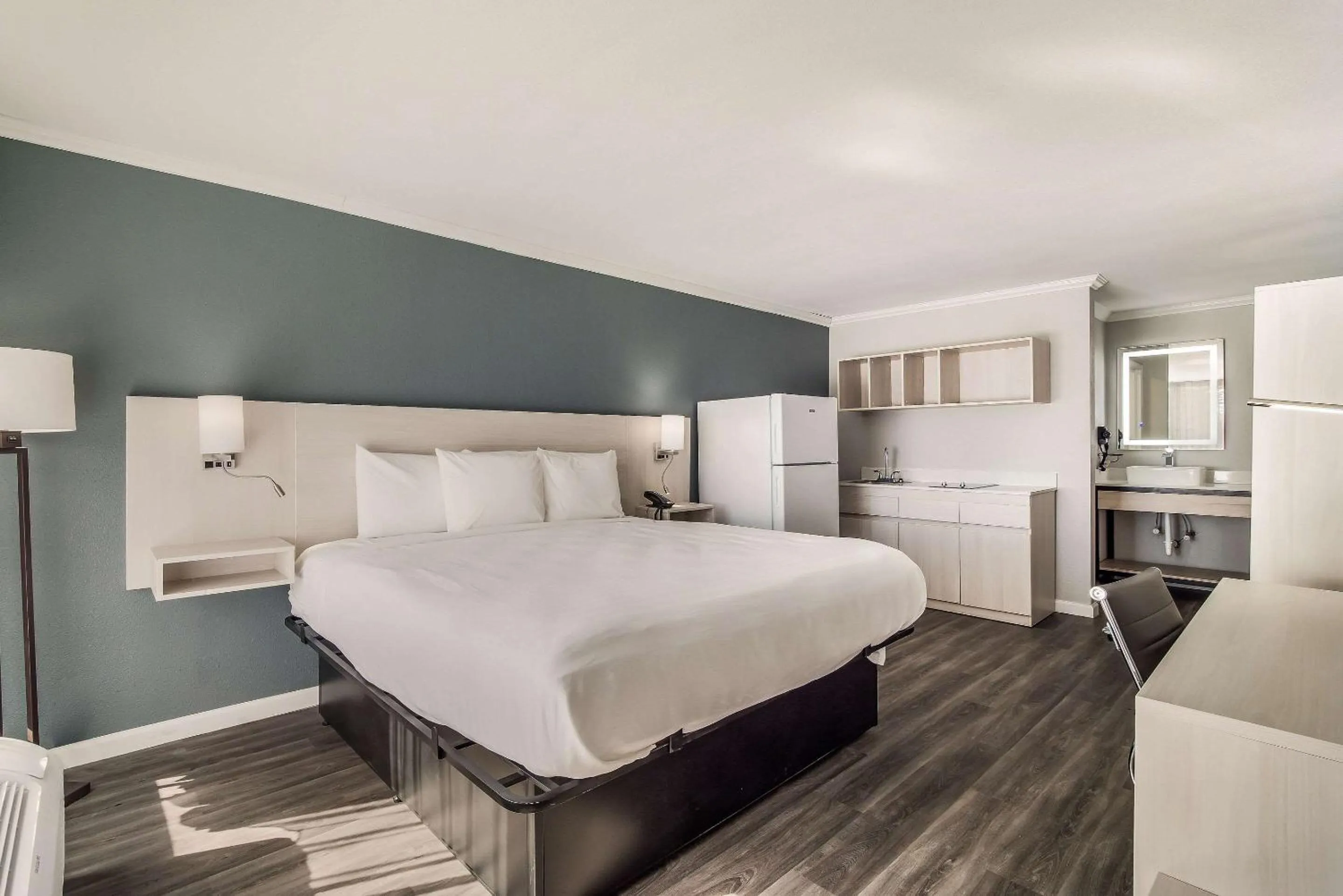 Photo of the whole room, Bed in MainStay Suites Florence - Darlington