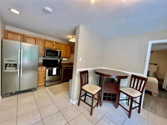 Kitchen/Kitchenette in Hickory Falls Inn