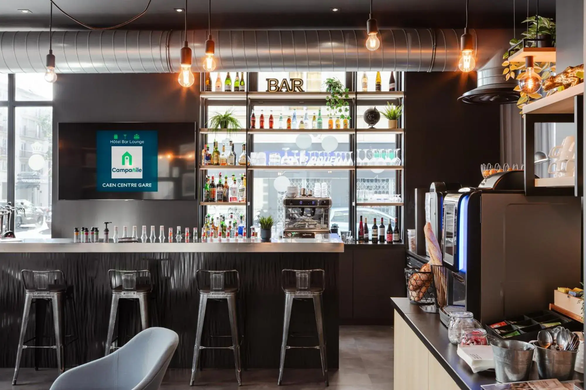 Lounge or bar in Campanile Caen Centre Gare Lounge or bar in Campanile Caen Centre Gare