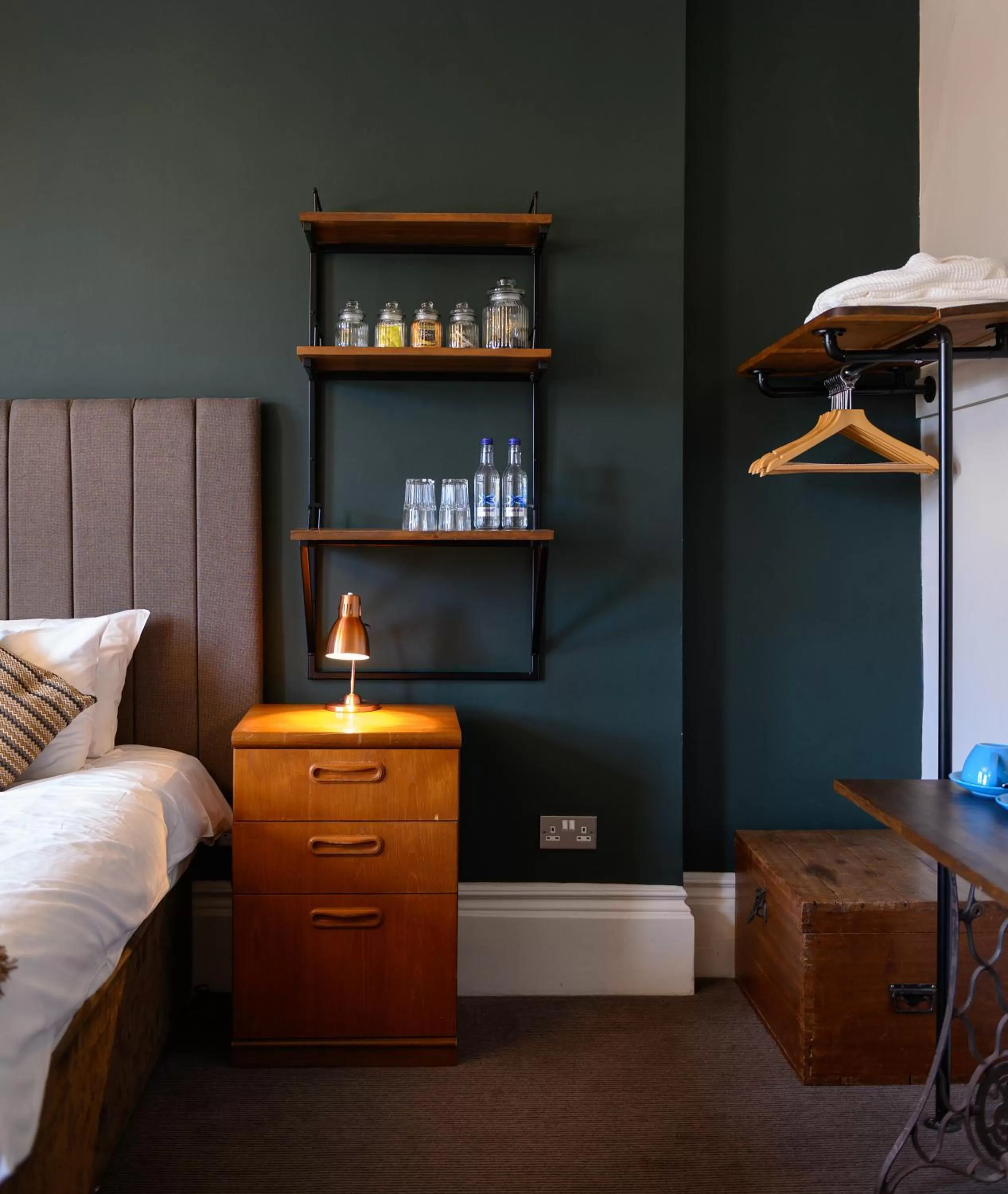wardrobe, Bed in Kew Gardens Hotel