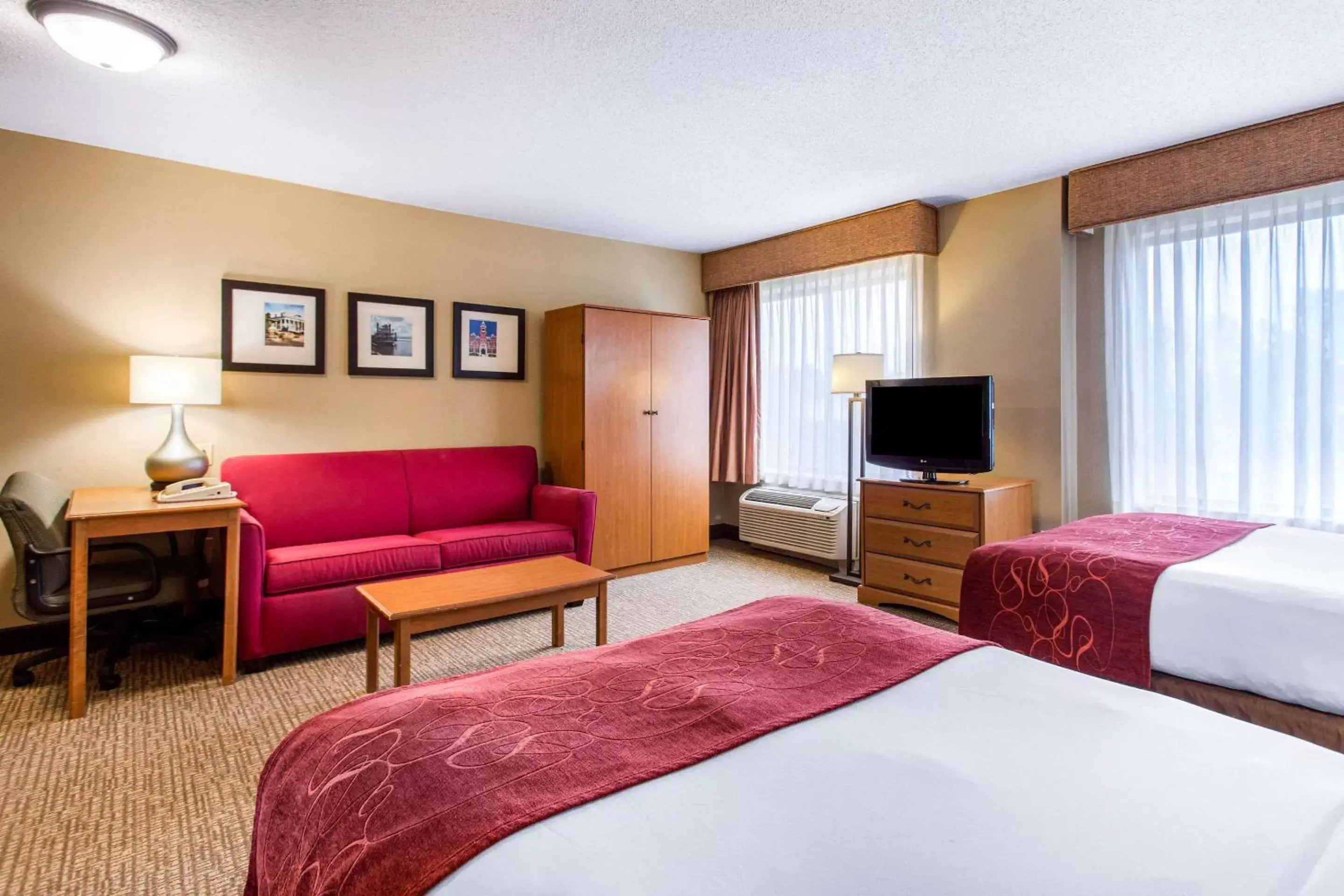 Photo of the whole room, TV/Entertainment Center in Comfort Suites Wilmington near Downtown