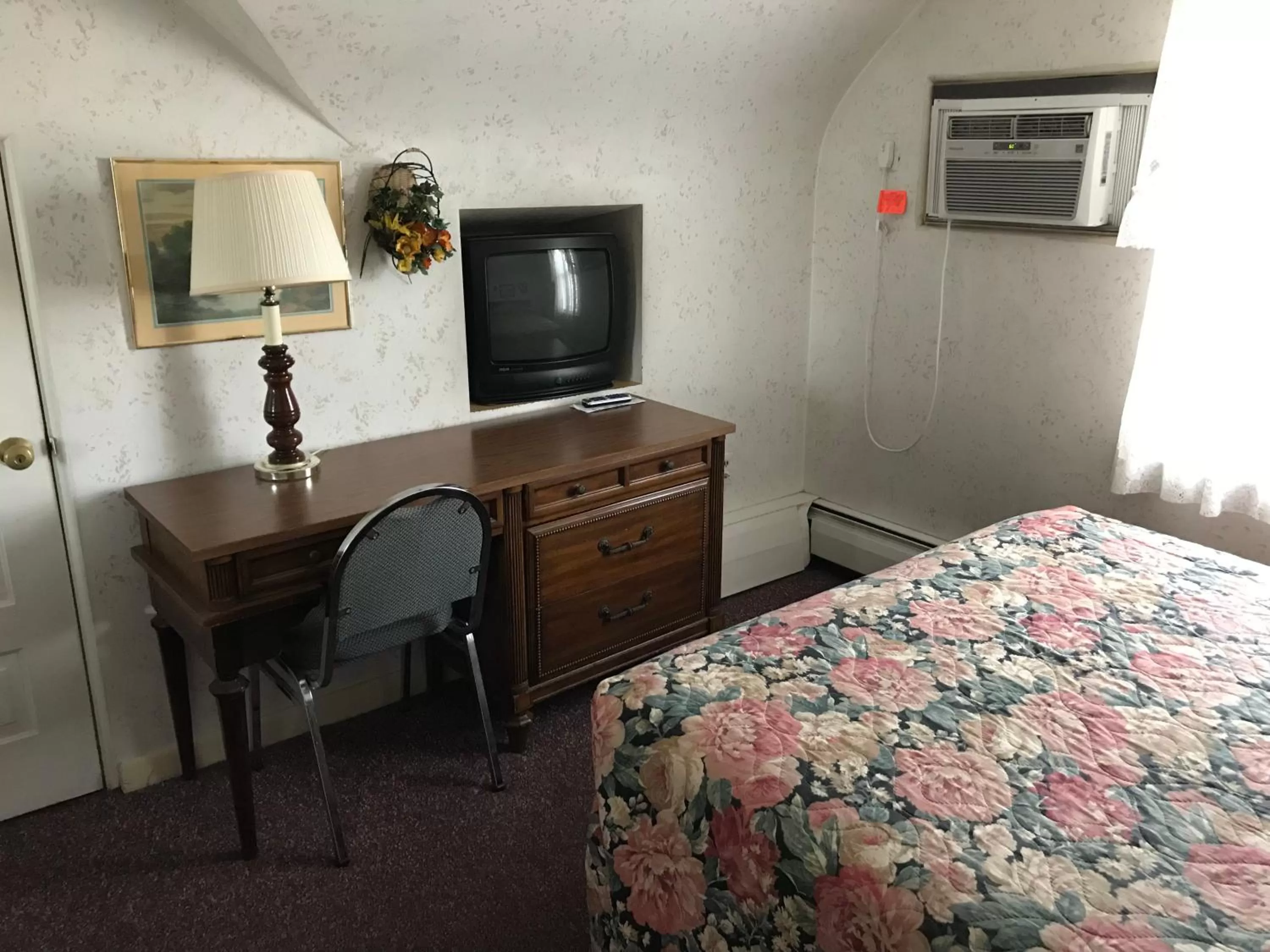 Bedroom, Bed in Simmons Motel and Suites