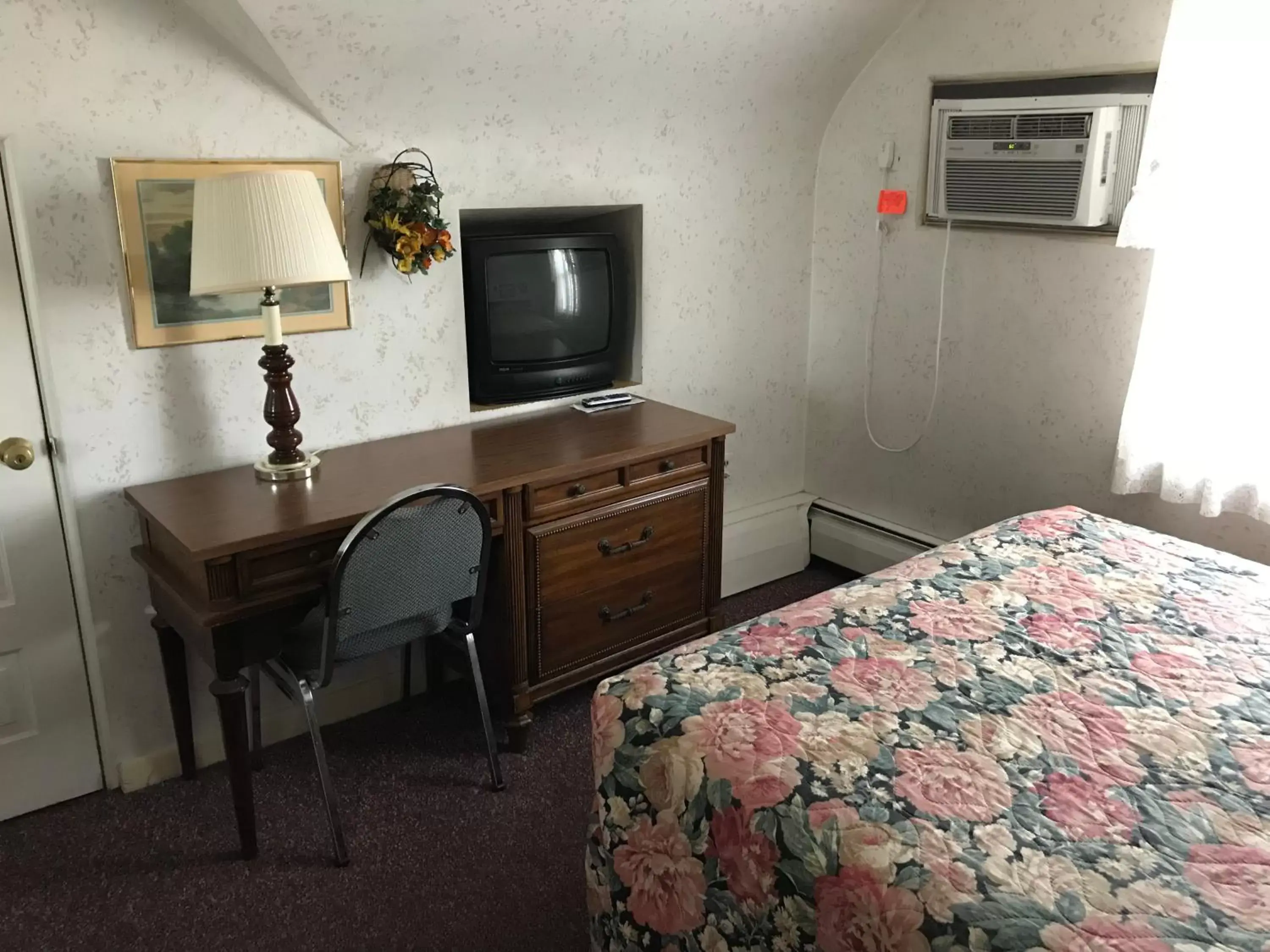 TV/Entertainment Center in Simmons Motel and Suites