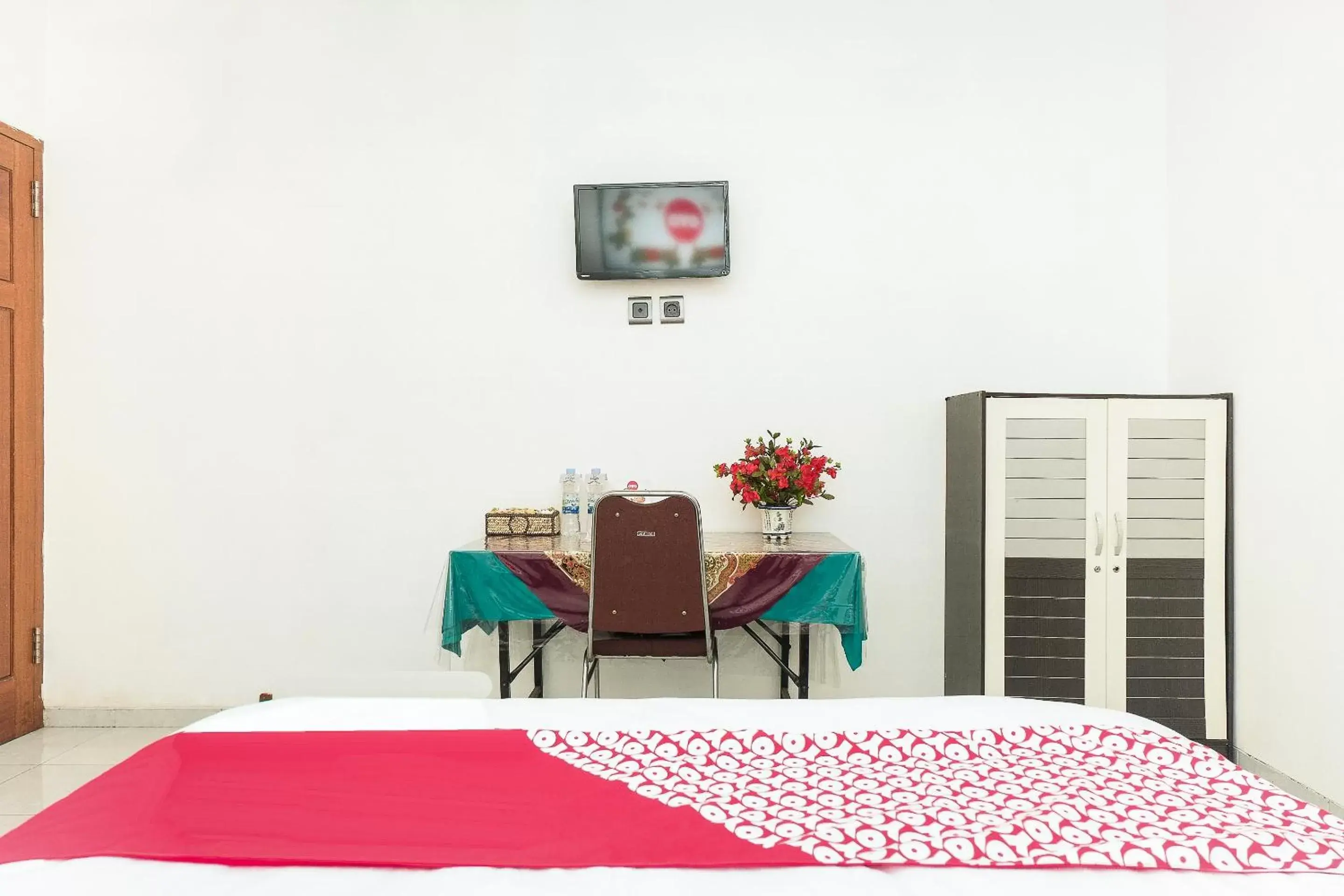 Bedroom, TV/Entertainment Center in OYO 353 Loesje Guest House Syariah