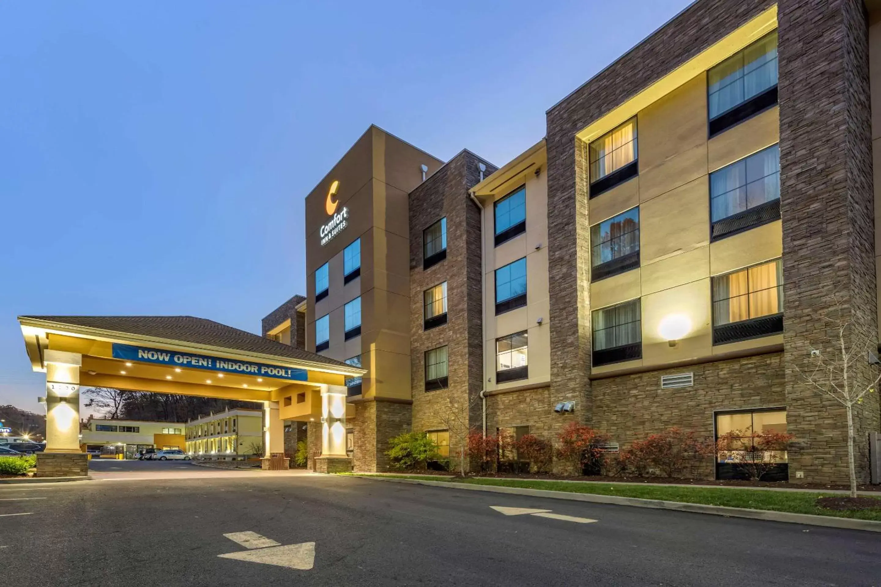 Property Building in Comfort Inn & Suites Pittsburgh