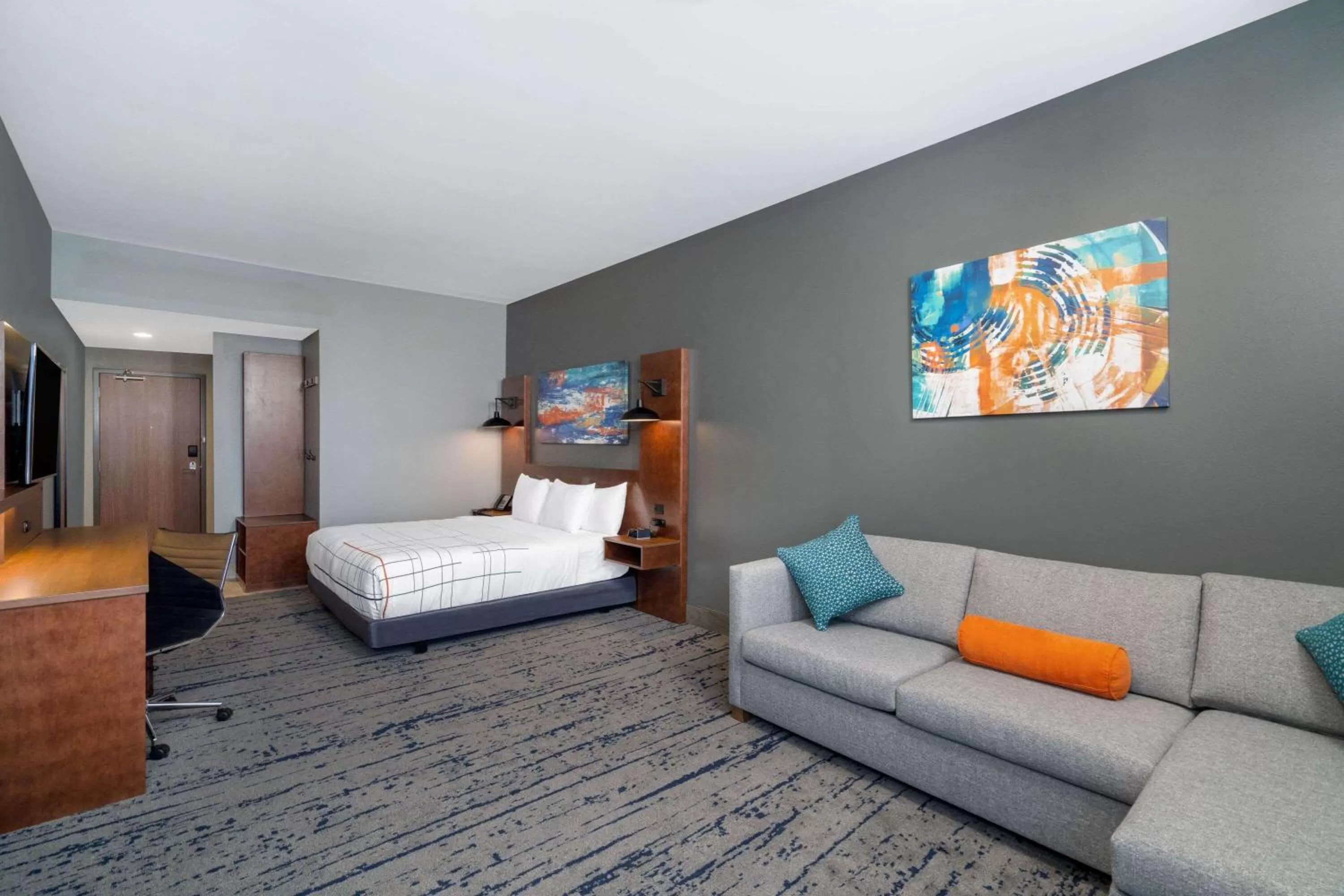 Photo of the whole room, Bed in La Quinta Inn & Suites by Wyndham Louisville NE - Old Henry Rd