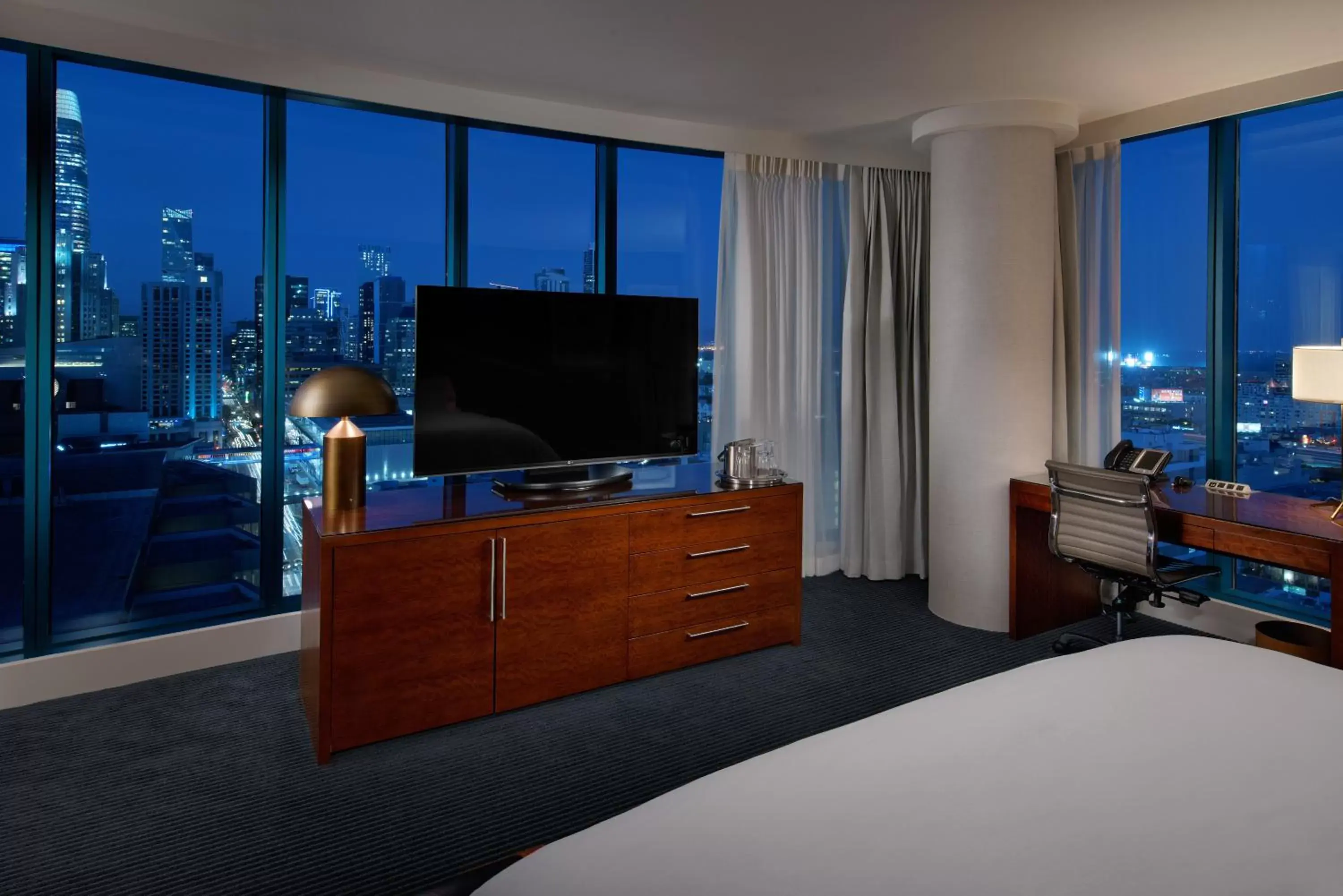 City view, TV/Entertainment Center in InterContinental San Francisco, an IHG Hotel