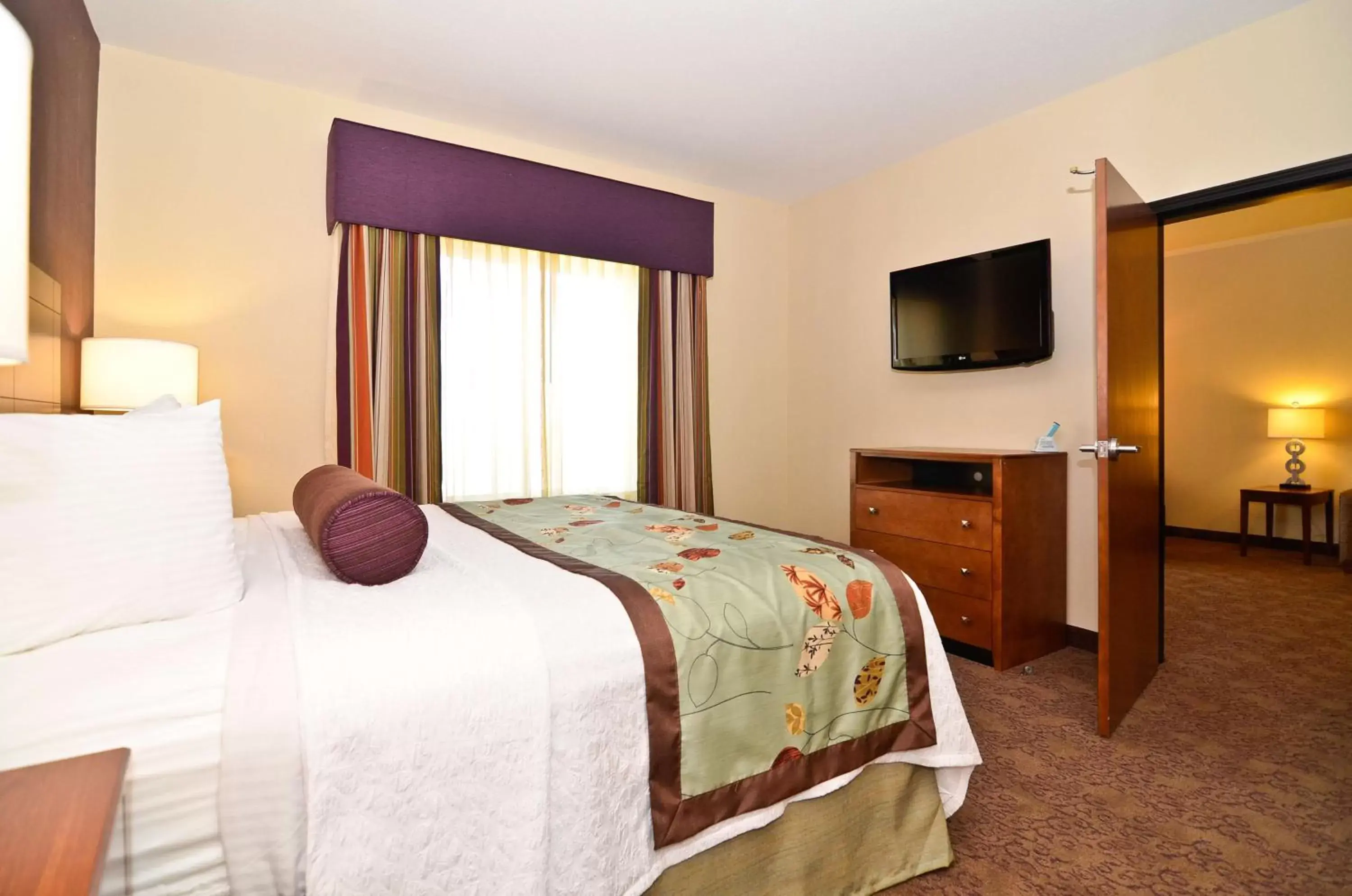 Photo of the whole room, Bed in Best Western Plus Carousel Inn & Suites Burlington