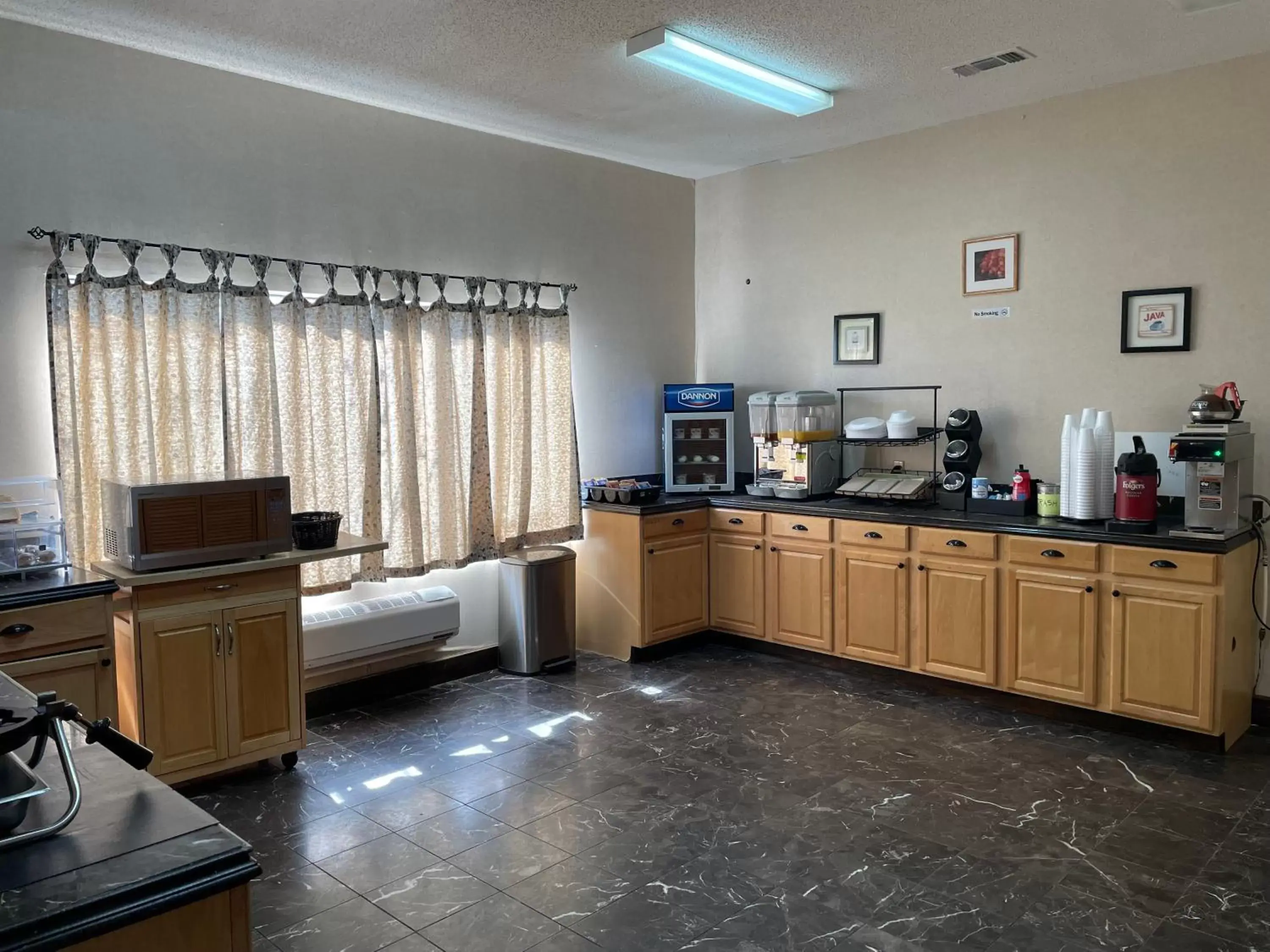 Breakfast, Kitchen/Kitchenette in Econo Lodge Inn & Suites