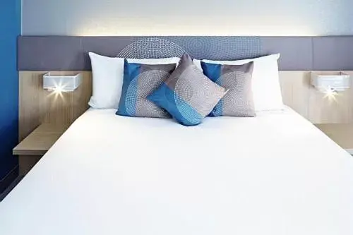 Bed in Novotel London Wembley