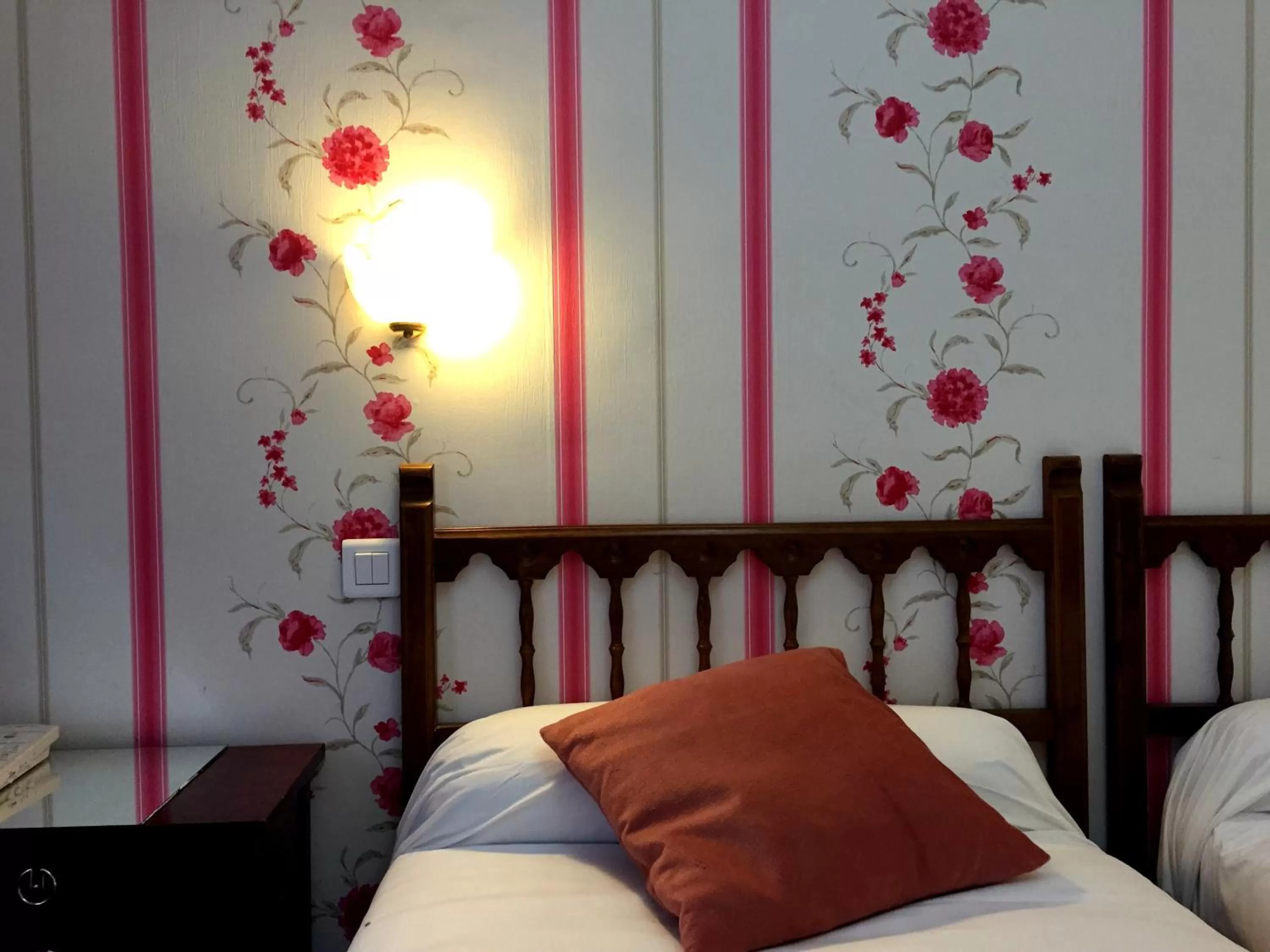 People, Bed in Hotel Le Clos d'Alésia